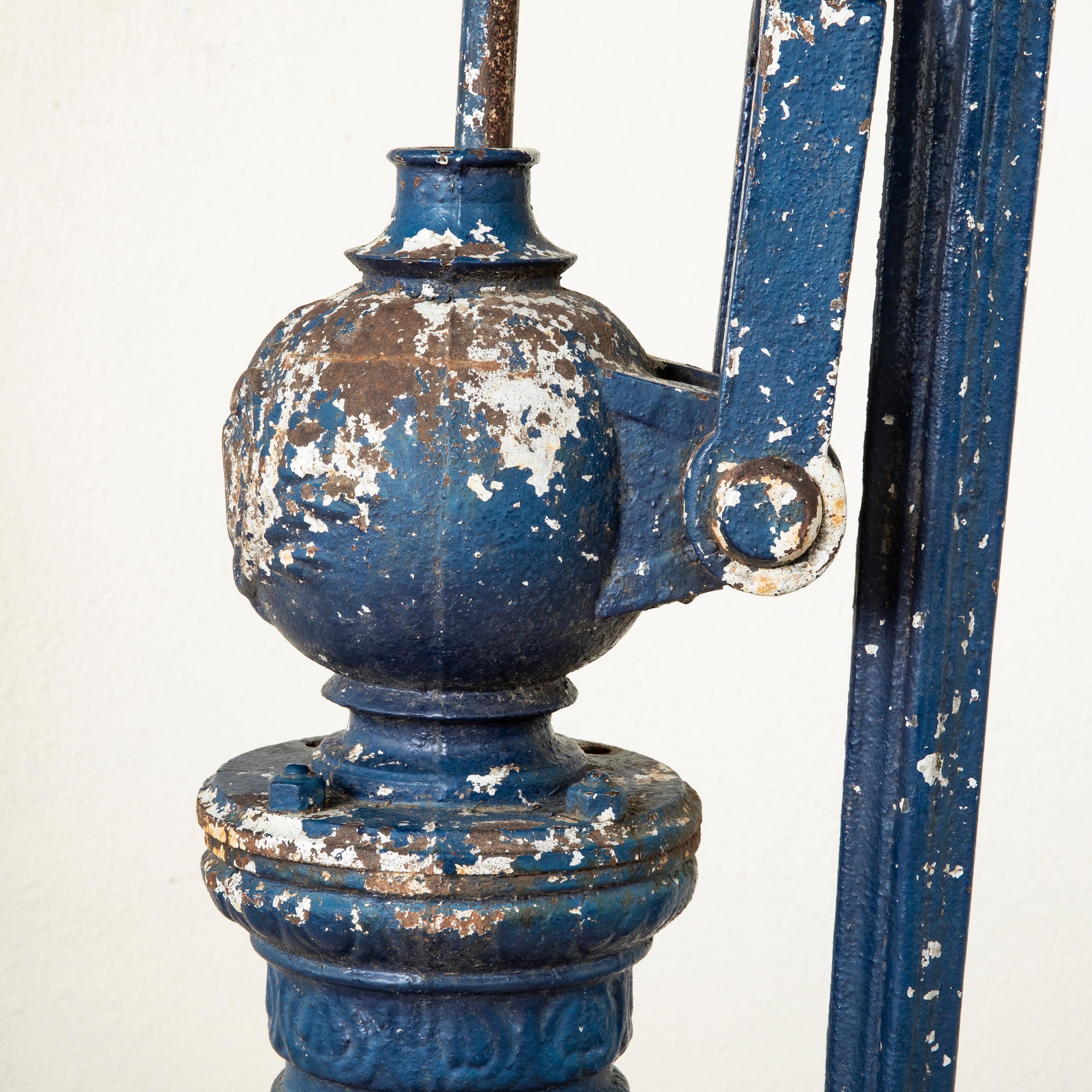 Pompe ou fontaine en fonte de Normandie du milieu du XIXe siècle en vente 4