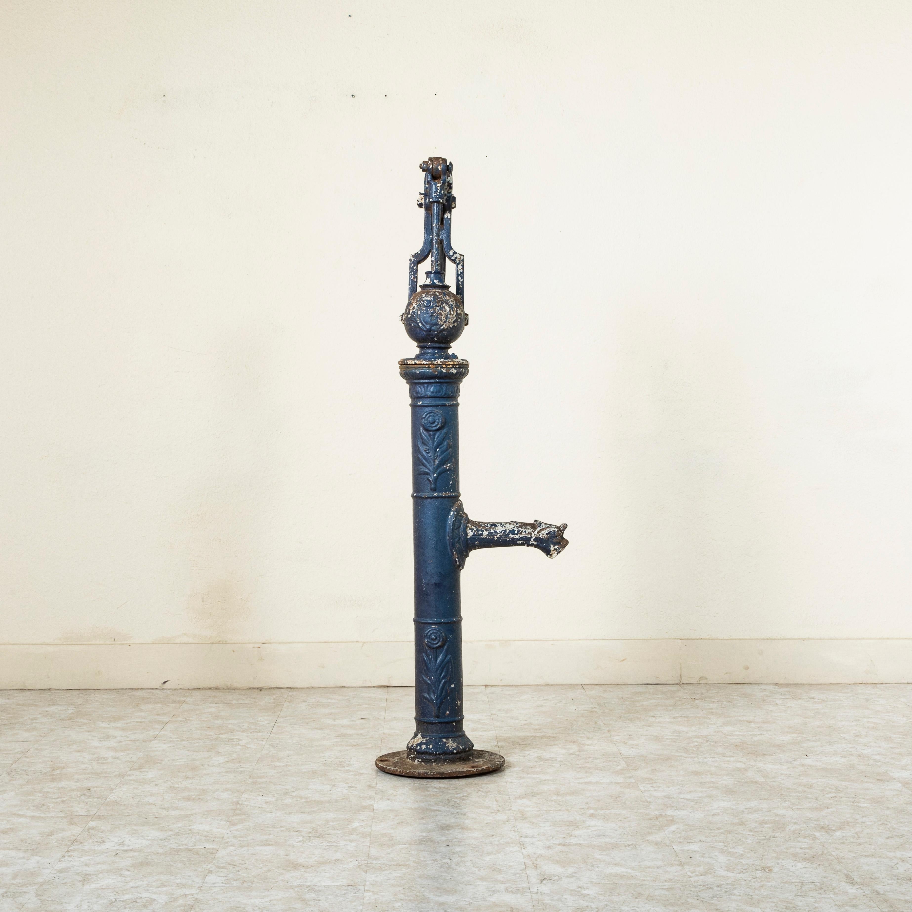 Pompe ou fontaine en fonte de Normandie du milieu du XIXe siècle Bon état - En vente à Fayetteville, AR