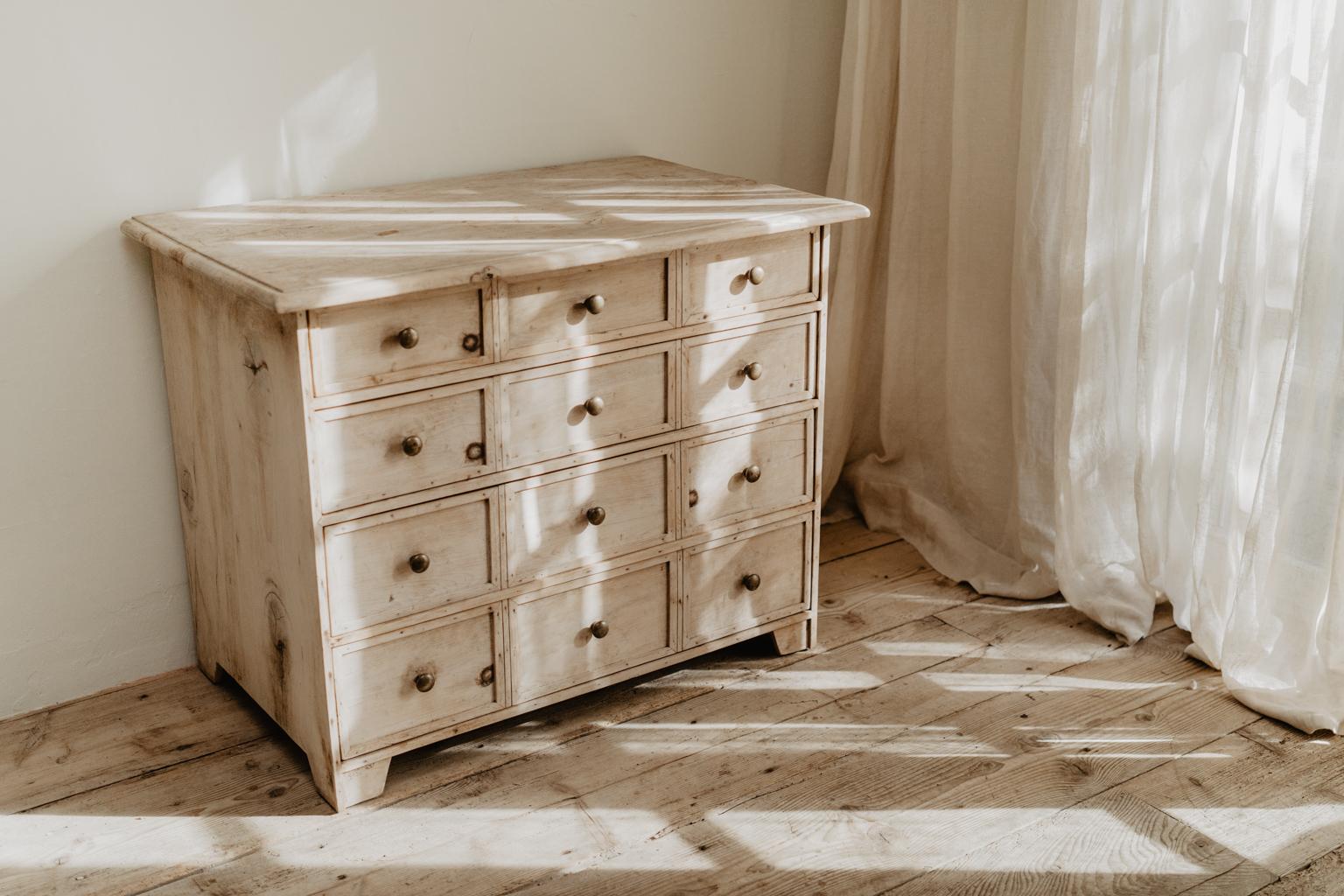 Mid-19th Century French Cedarwood Chest of Drawers/Commode 8