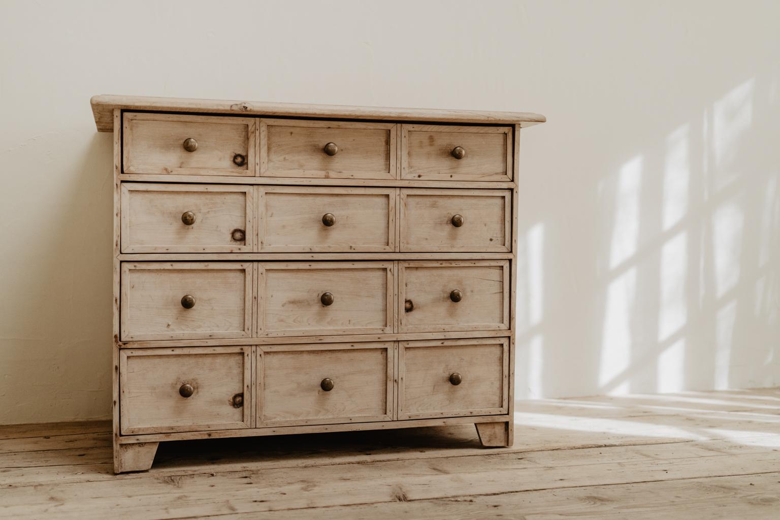 Mid-19th Century French Cedarwood Chest of Drawers/Commode 9
