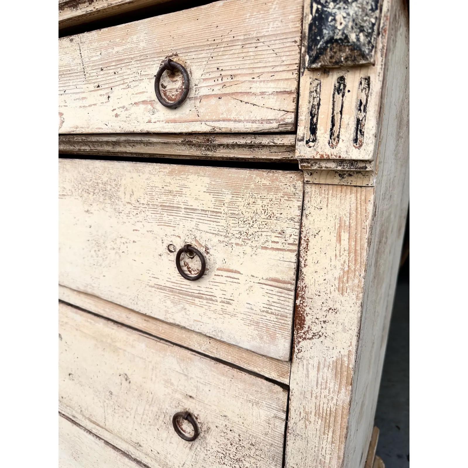 Questa è una splendida cassettiera francese! Questo pezzo risale alla metà del XIX secolo e conserva ancora la vernice originale. La vernice si sta sbiadendo in alcune aree per mostrare il legno, il che conferisce a questo pezzo un aspetto rovinato