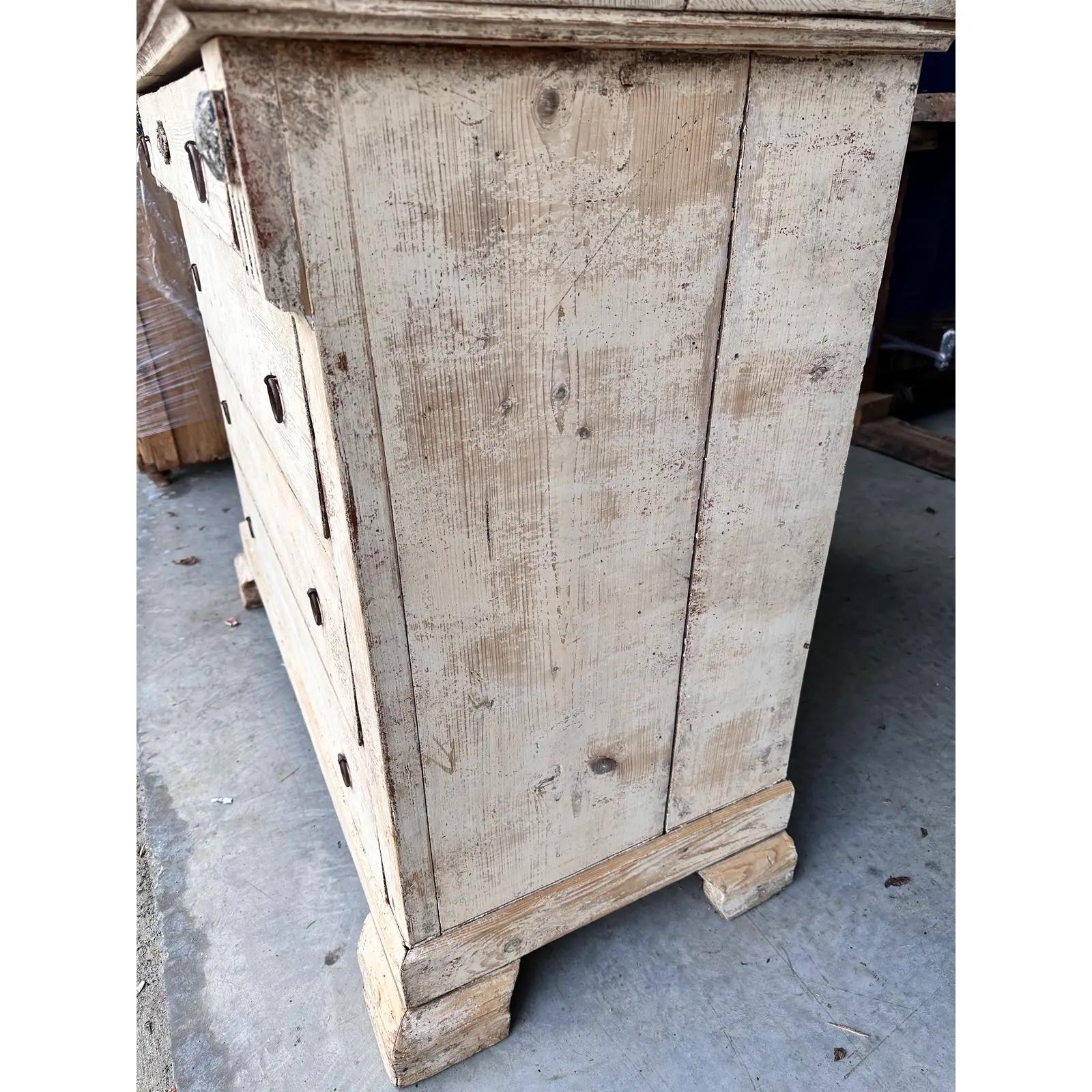 Legno massiccio Cassettiera francese della metà del XIX secolo in vendita