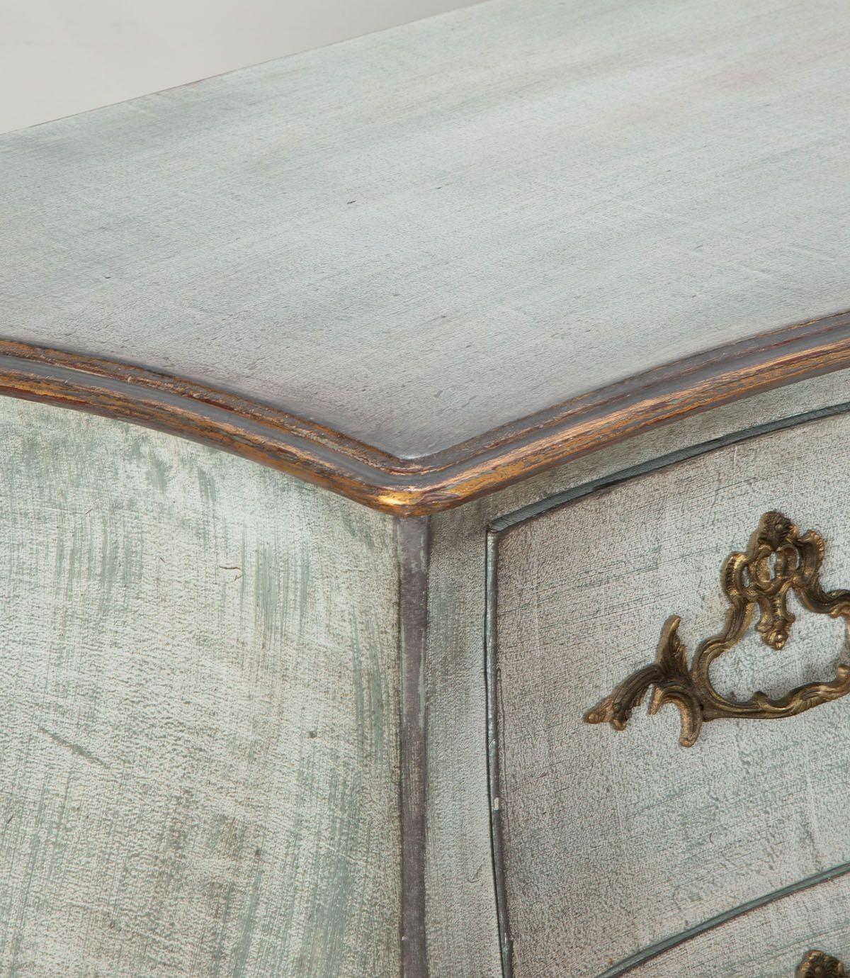 XIX secolo Mid-19th Century French Commode in vendita