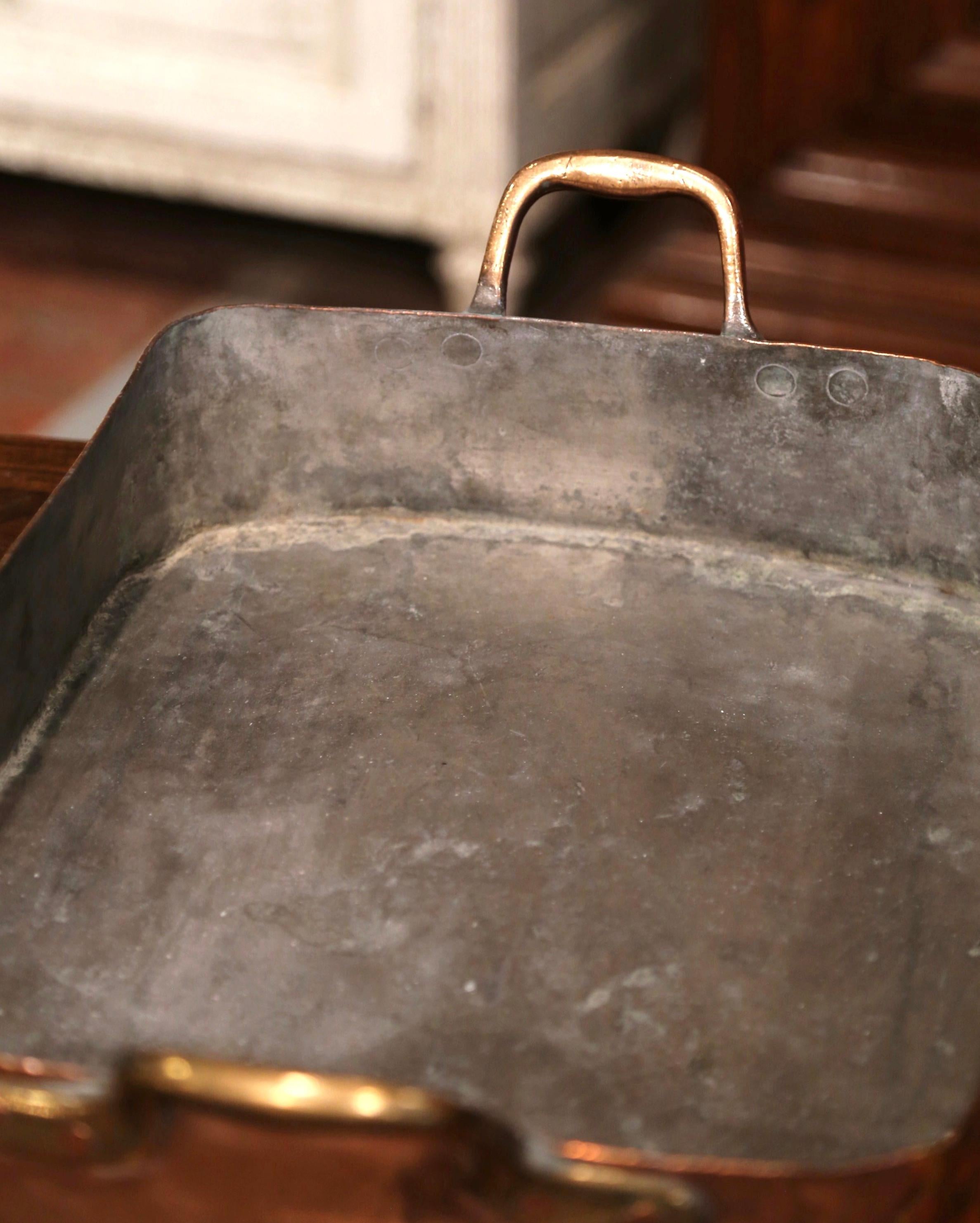 Mid-19th Century French Copper Kitchen Food Dish with Brass Handles In Excellent Condition In Dallas, TX