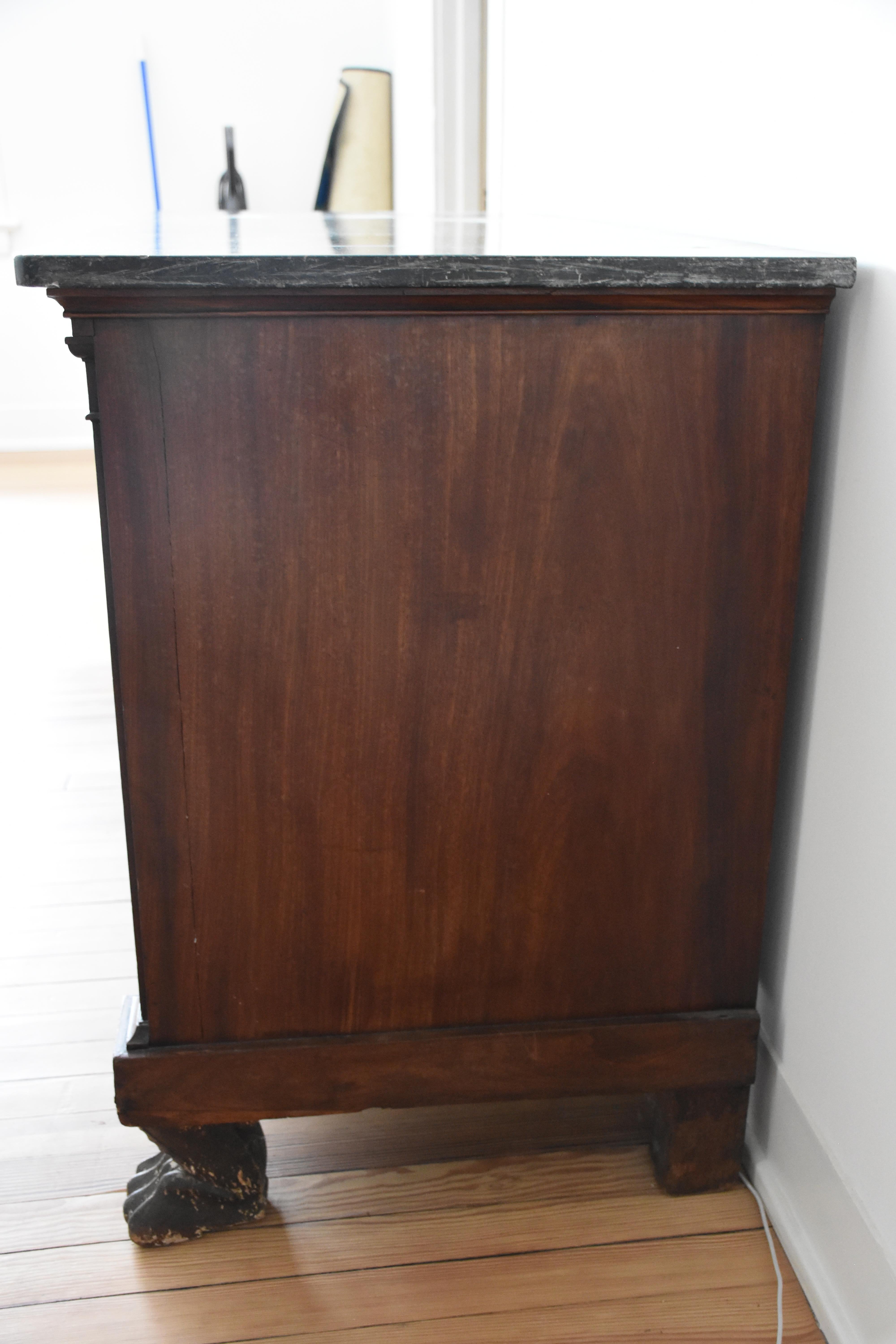 Francese Commode Impero francese della metà del XIX secolo con piano in marmo in vendita