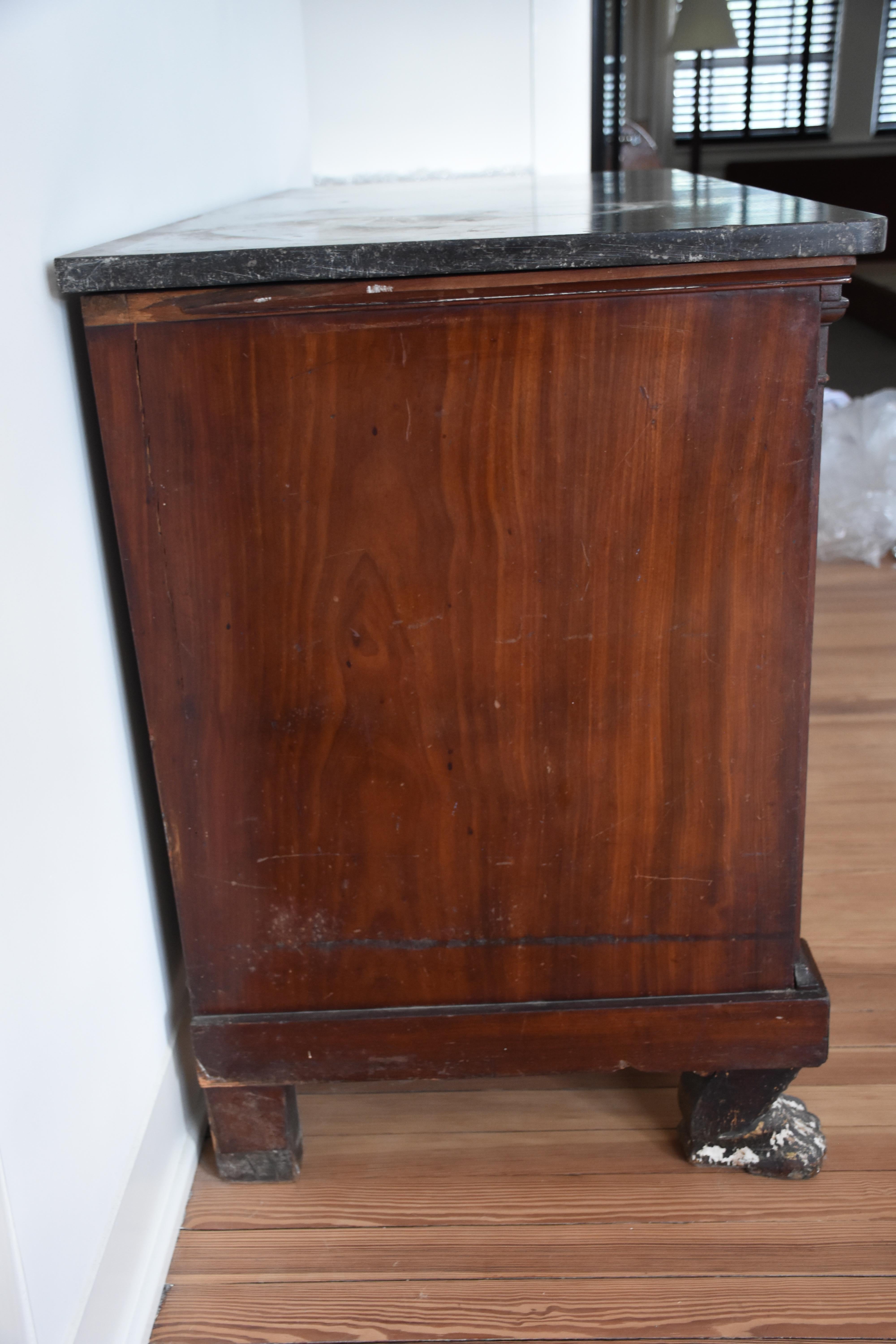 Commode Impero francese della metà del XIX secolo con piano in marmo In condizioni buone in vendita a New York, NY