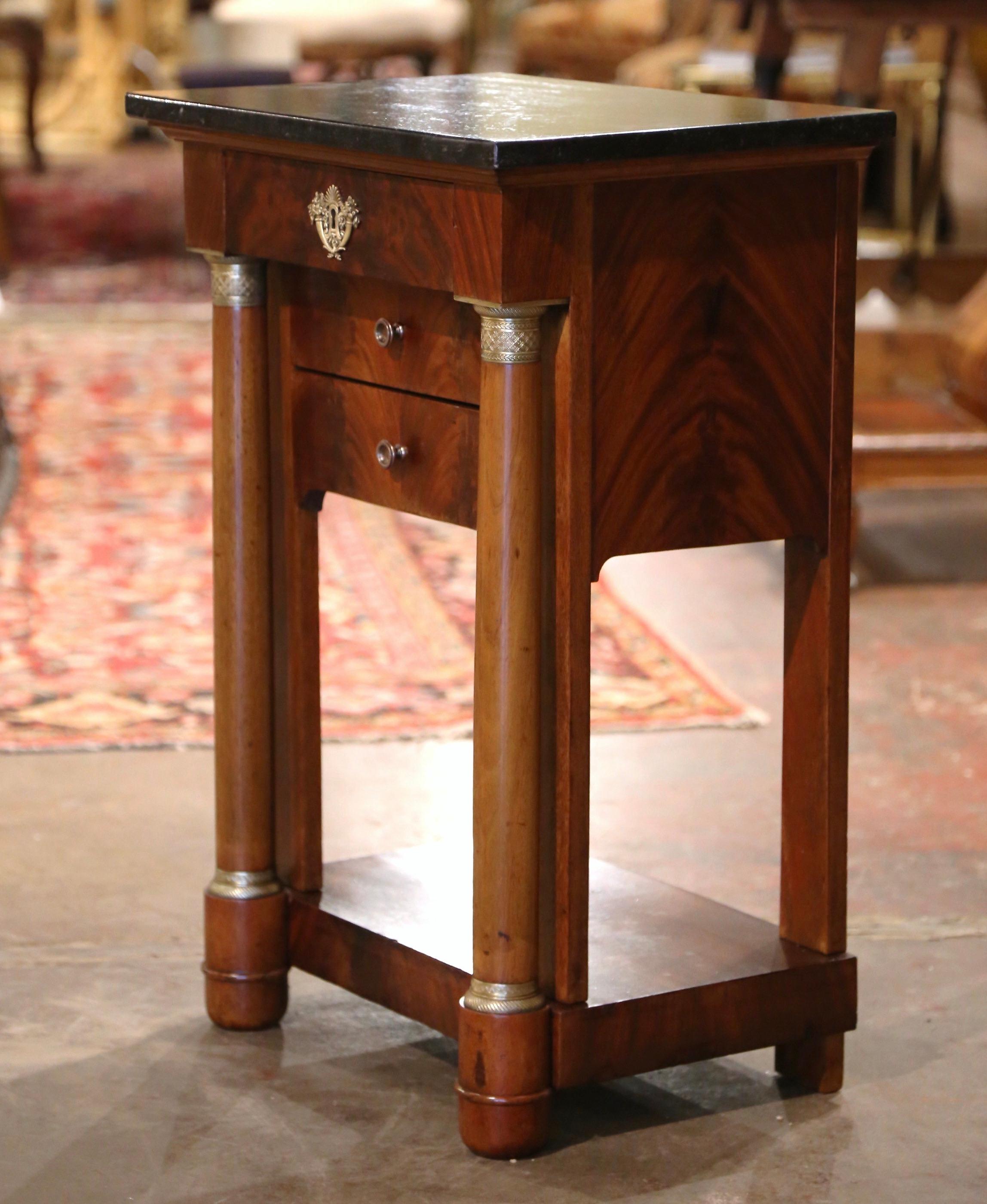 Table de chevet Empire française du milieu du XIXe siècle en acajou et marbre avec tiroirs 3