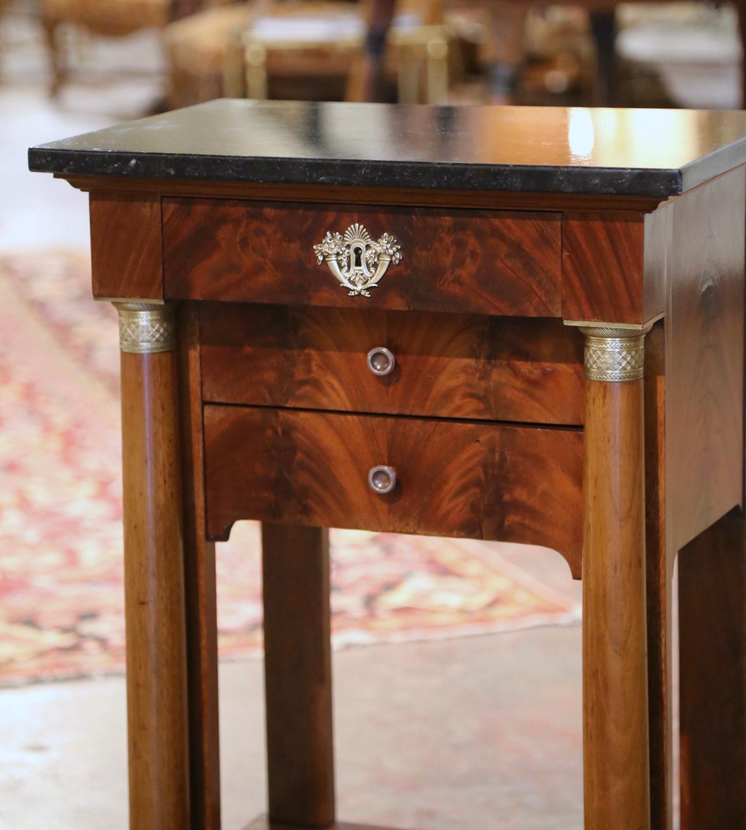 Français Table de chevet Empire française du milieu du XIXe siècle en acajou et marbre avec tiroirs