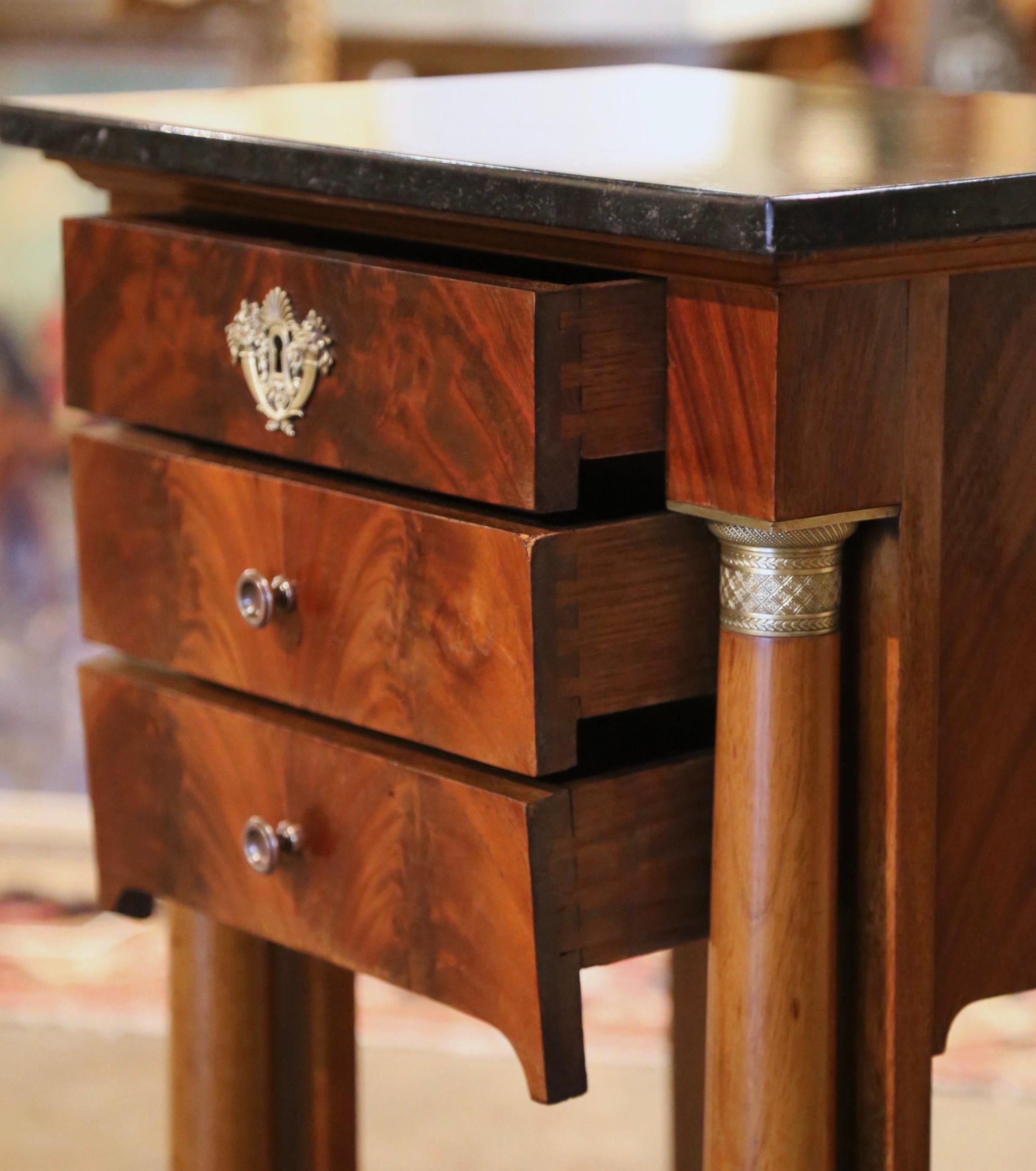 Table de chevet Empire française du milieu du XIXe siècle en acajou et marbre avec tiroirs 1