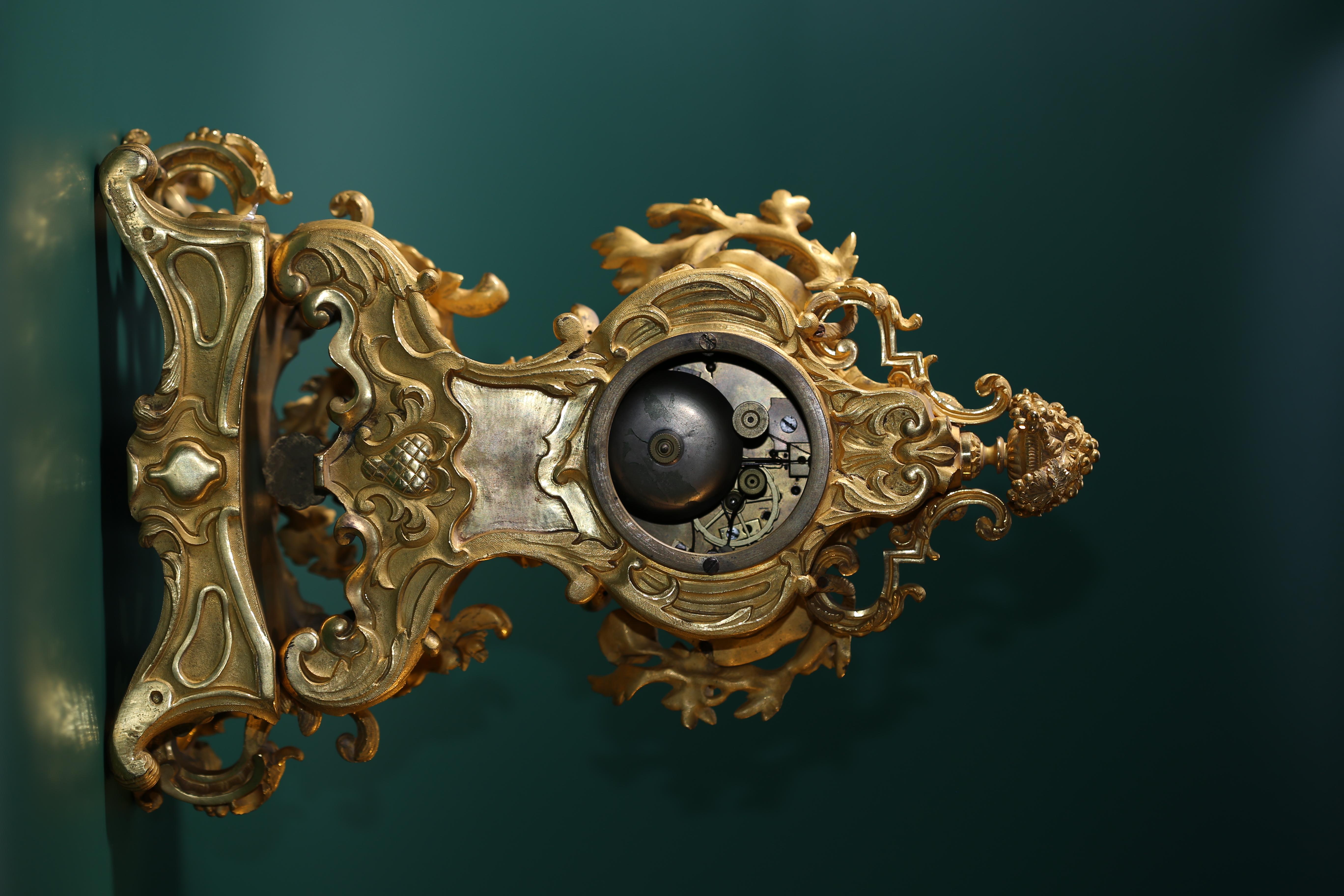 Mitte 19. Jahrhundert Französisch vergoldete Bronze Uhr, Rokoko-Stil im Angebot 7