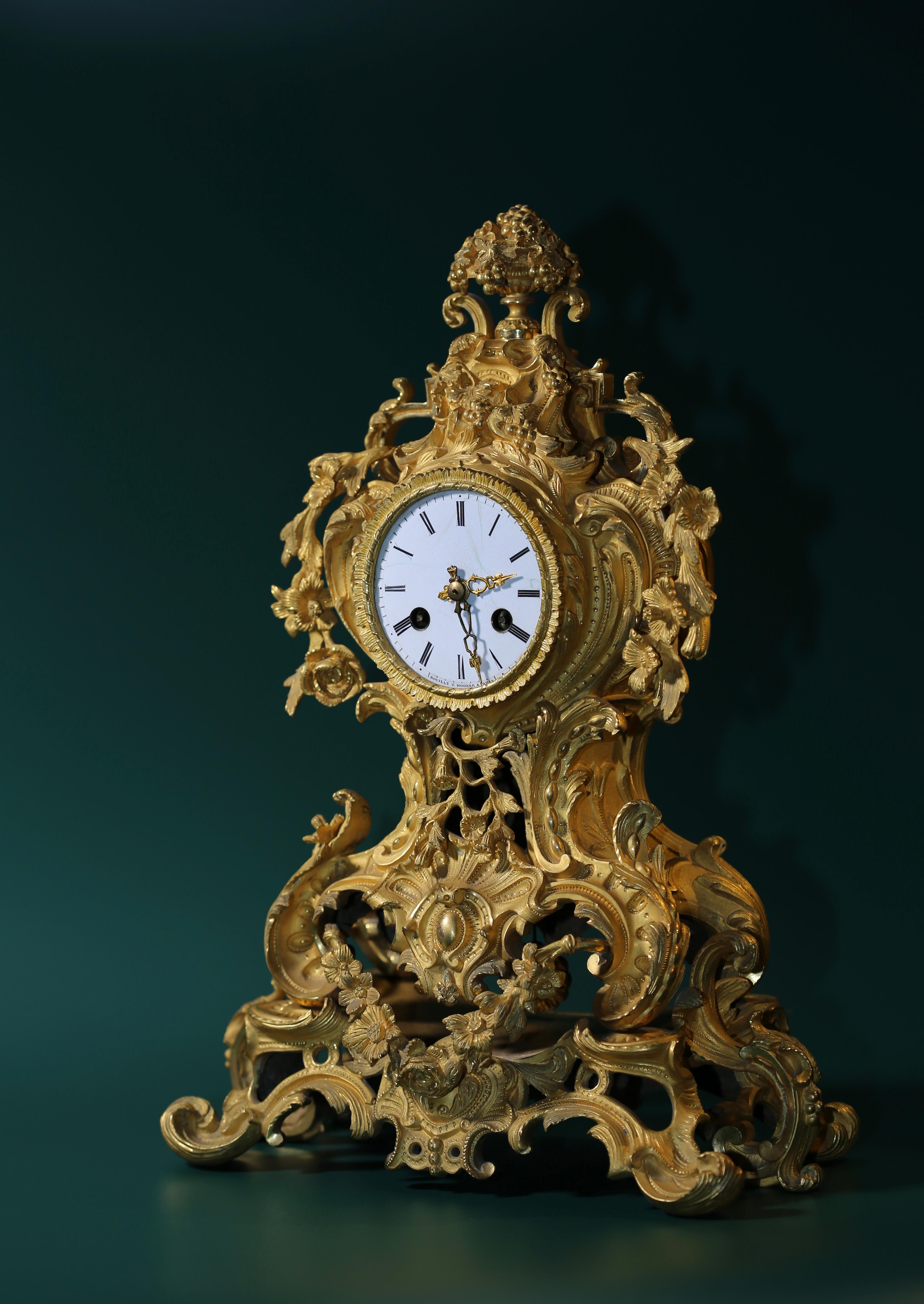 Mitte 19. Jahrhundert Französisch vergoldete Bronze Uhr, Rokoko-Stil (Vergoldet) im Angebot