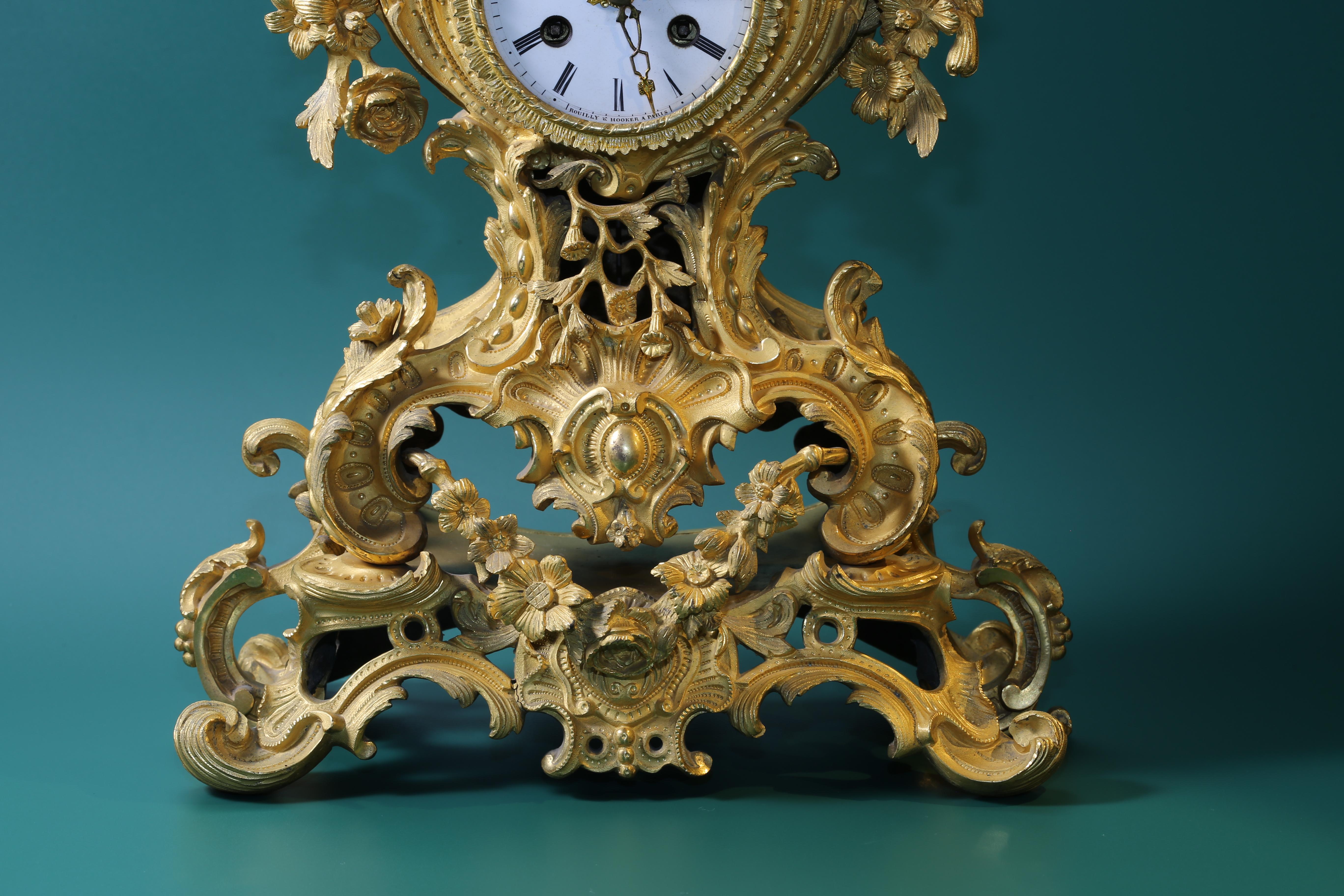 Mitte 19. Jahrhundert Französisch vergoldete Bronze Uhr, Rokoko-Stil im Zustand „Gut“ im Angebot in Vaughan, ON