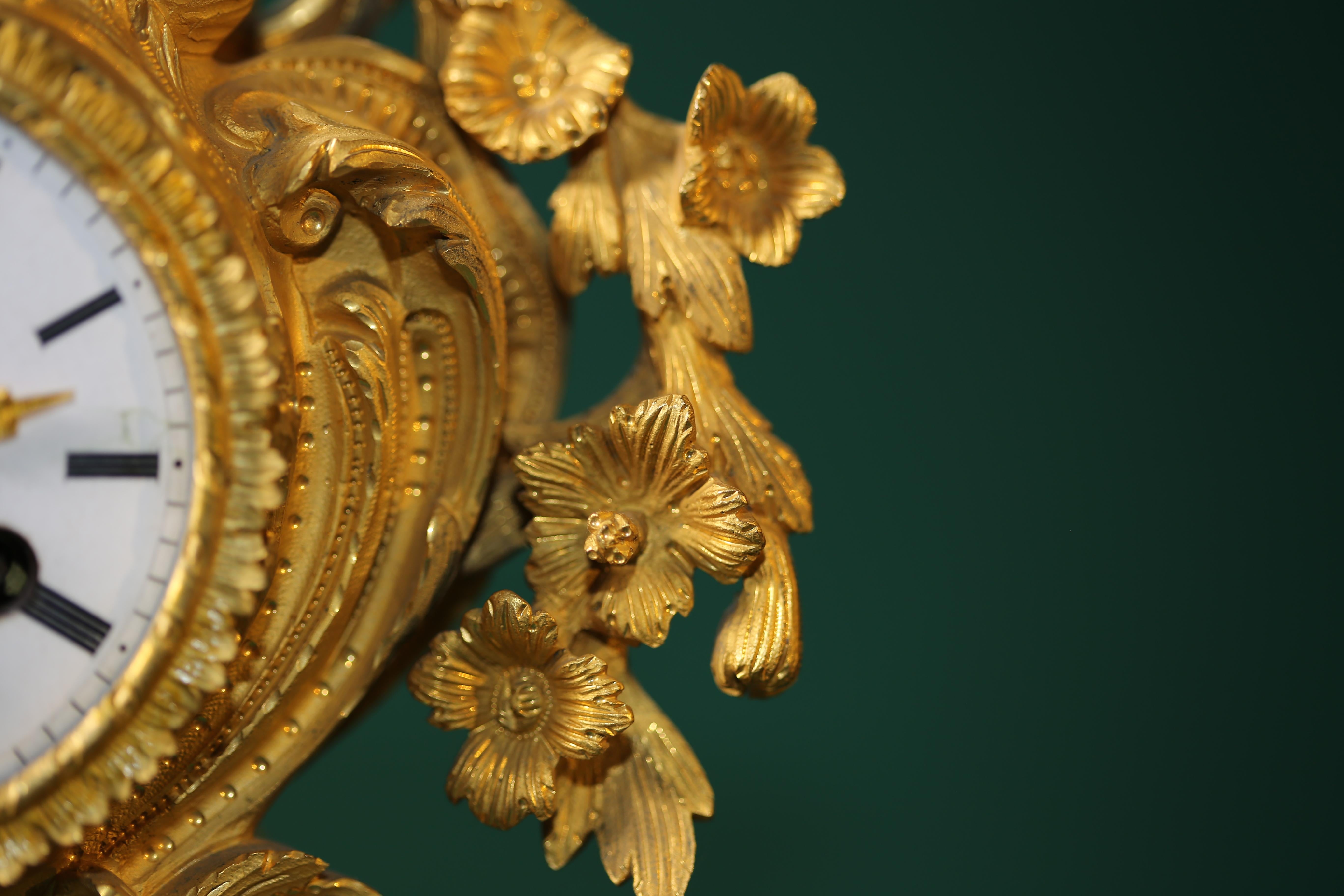 Mitte 19. Jahrhundert Französisch vergoldete Bronze Uhr, Rokoko-Stil im Angebot 1