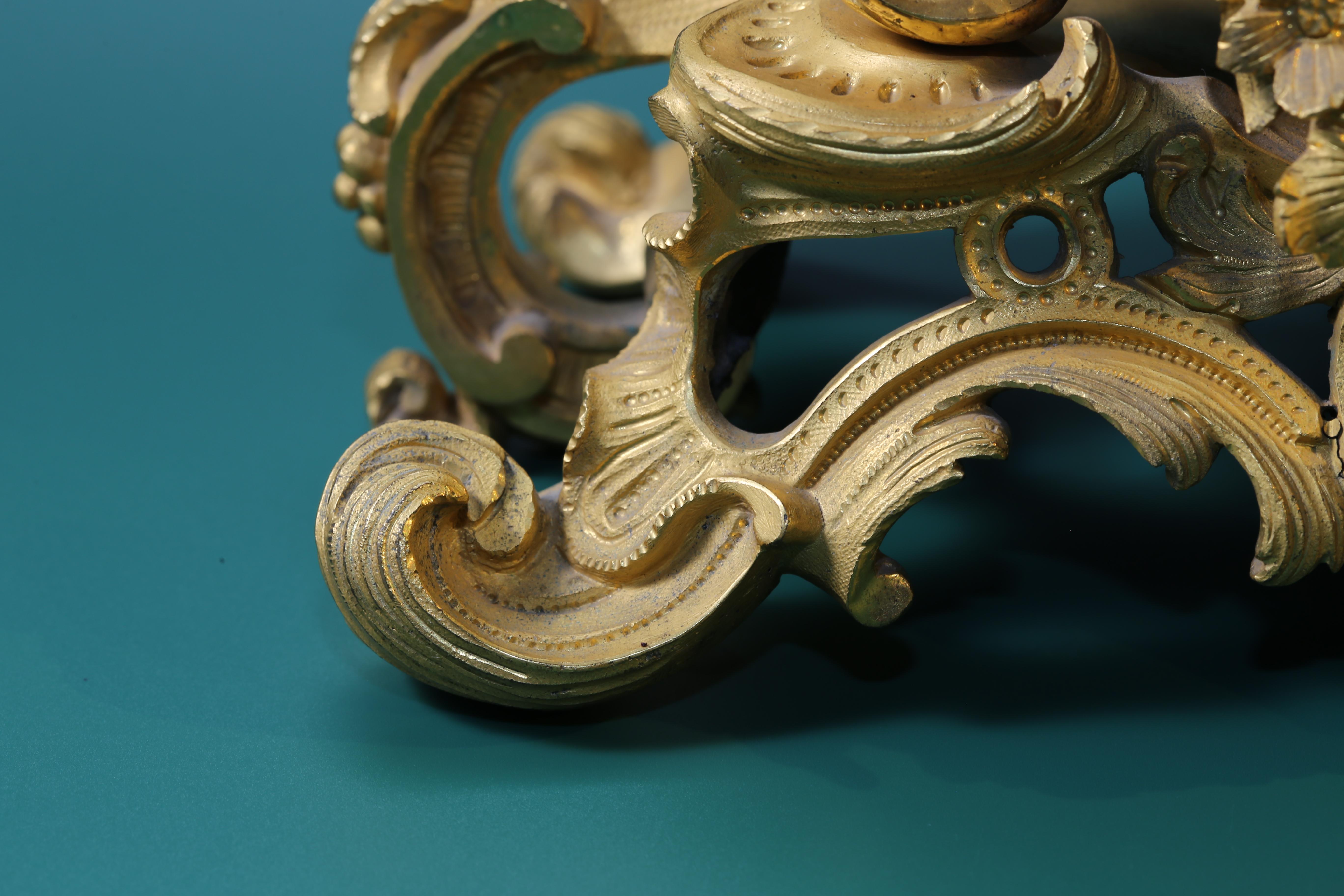 Mitte 19. Jahrhundert Französisch vergoldete Bronze Uhr, Rokoko-Stil im Angebot 2