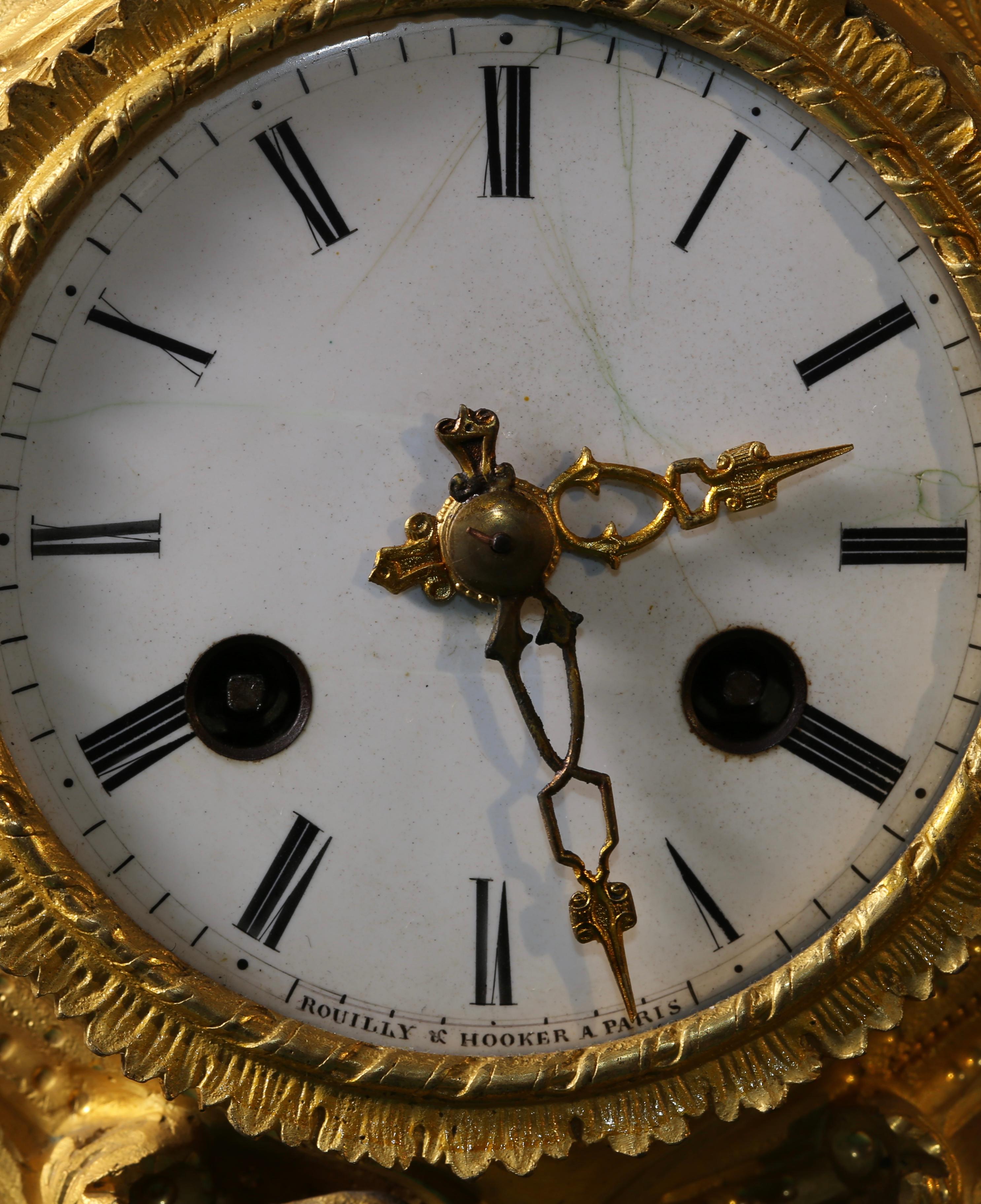 Mitte 19. Jahrhundert Französisch vergoldete Bronze Uhr, Rokoko-Stil im Angebot 3