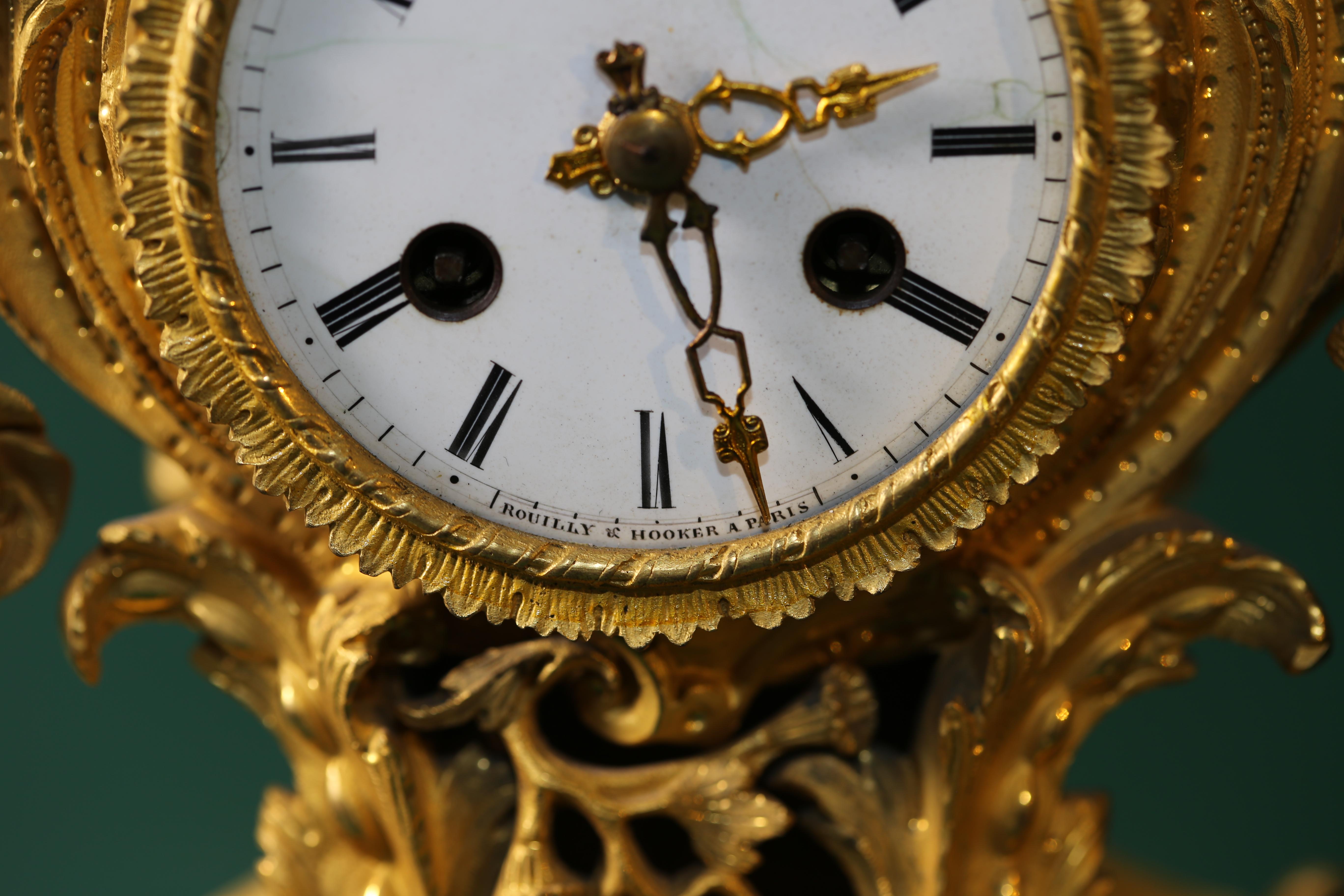 Mitte 19. Jahrhundert Französisch vergoldete Bronze Uhr, Rokoko-Stil im Angebot 4