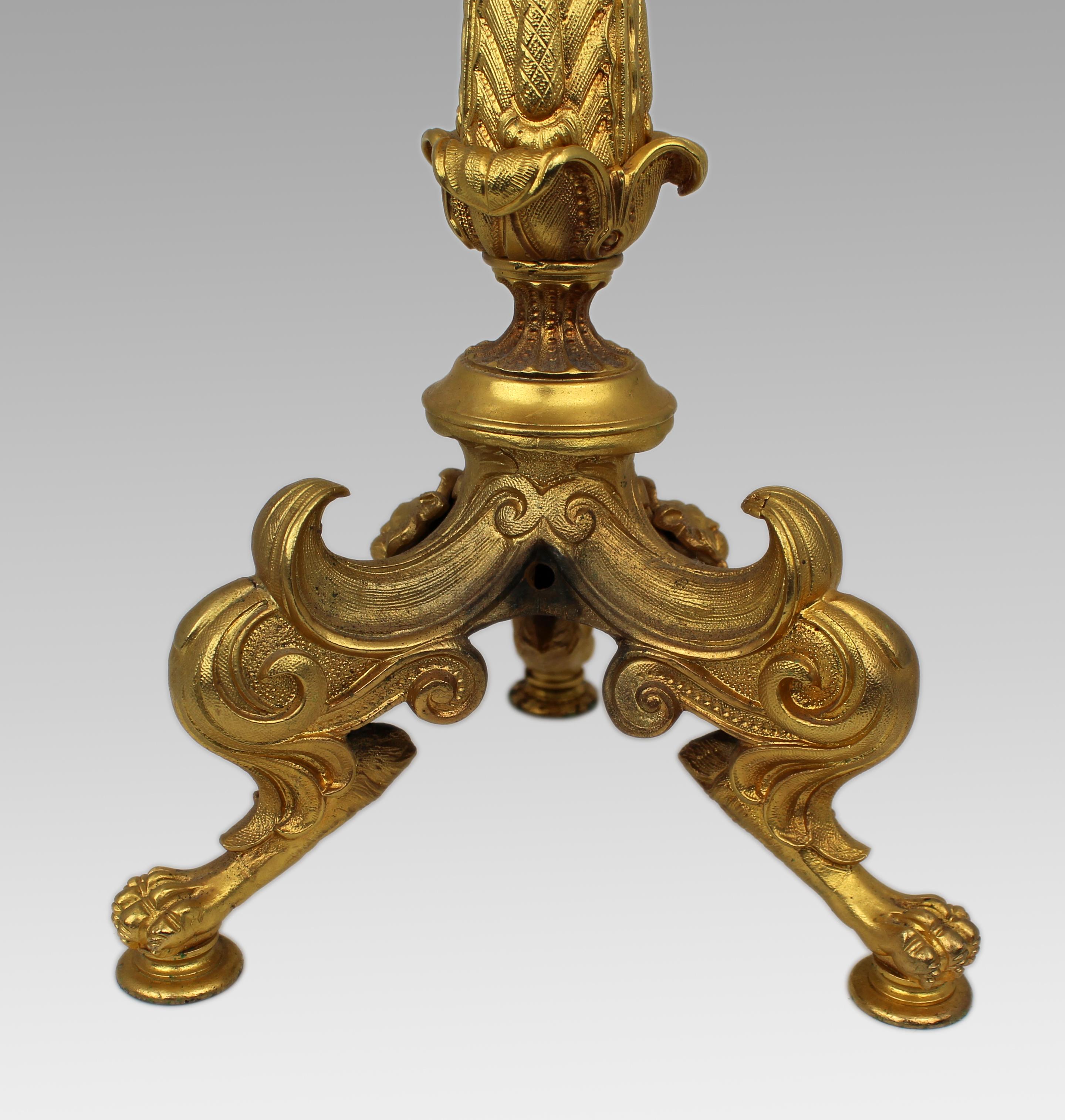 Chandelier à cinq lumières en bronze doré du milieu du 19e siècle avec motifs classiques en vente 4
