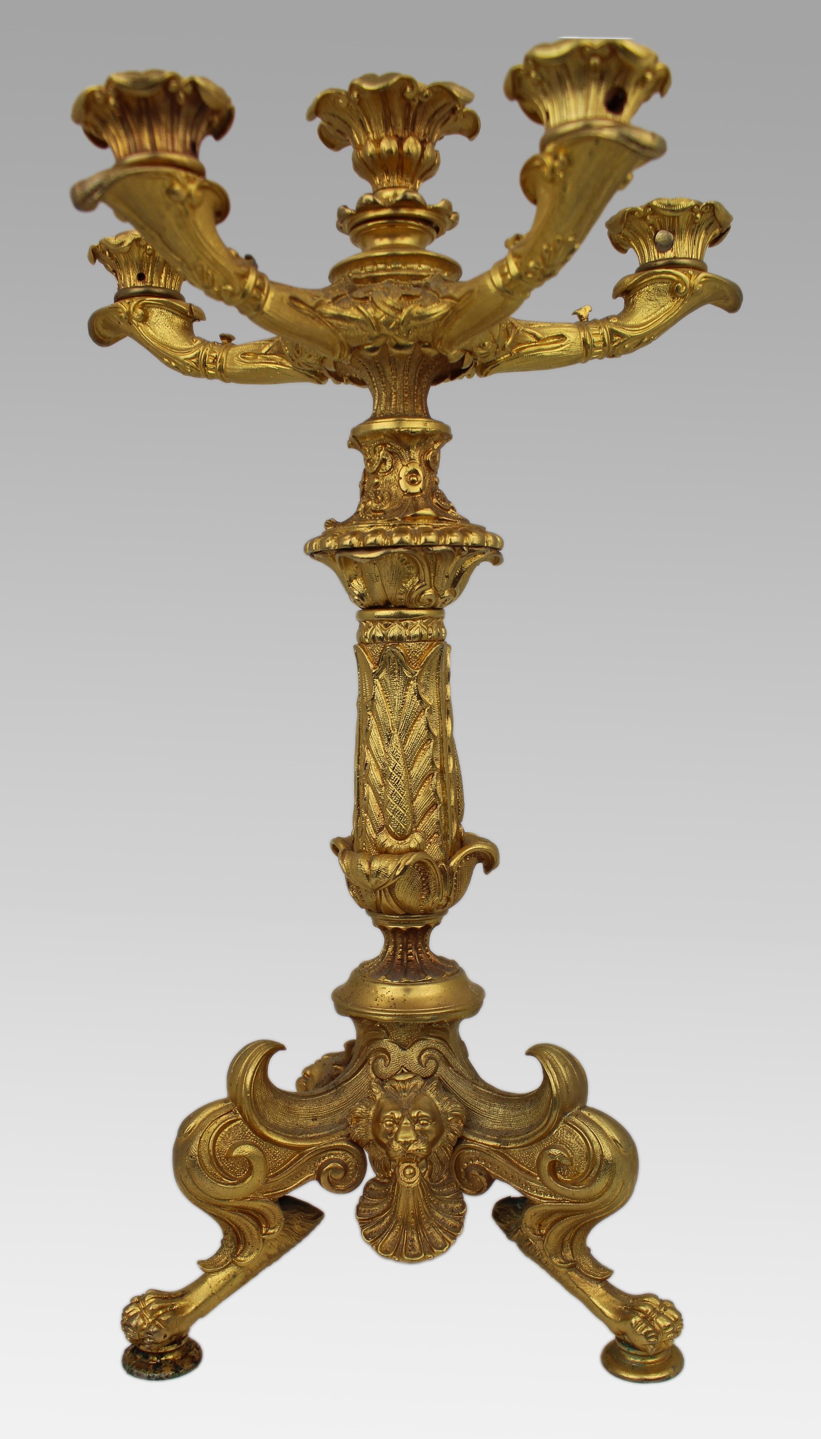 Chandelier à cinq lumières en bronze doré du milieu du 19e siècle avec motifs classiques

Candélabre à cinq lumières en bronze doré, datant du milieu du XIXe siècle et exécuté dans le style néo-empereur. La colonne centrale feuillagée s'élève