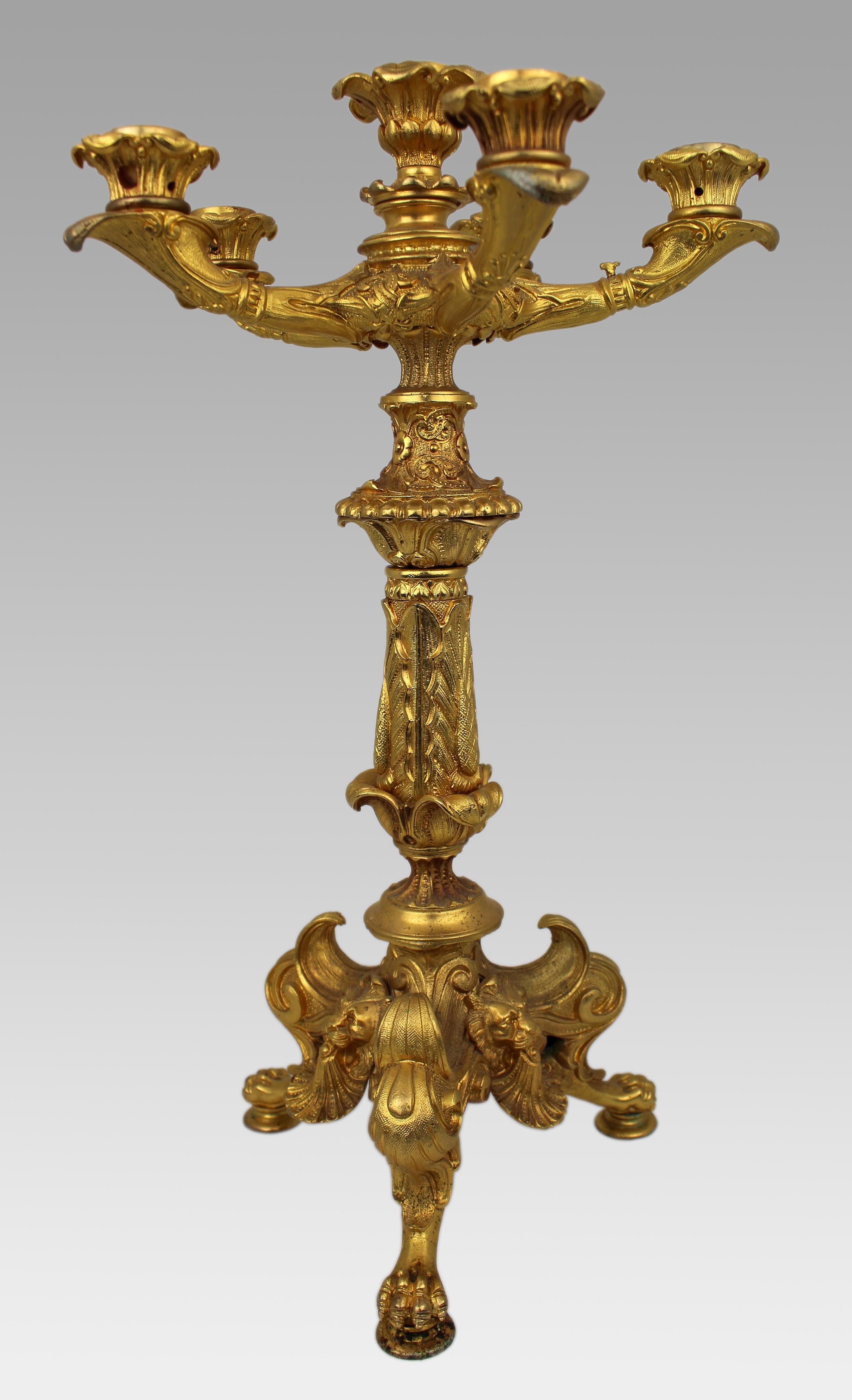 Français Chandelier à cinq lumières en bronze doré du milieu du 19e siècle avec motifs classiques en vente
