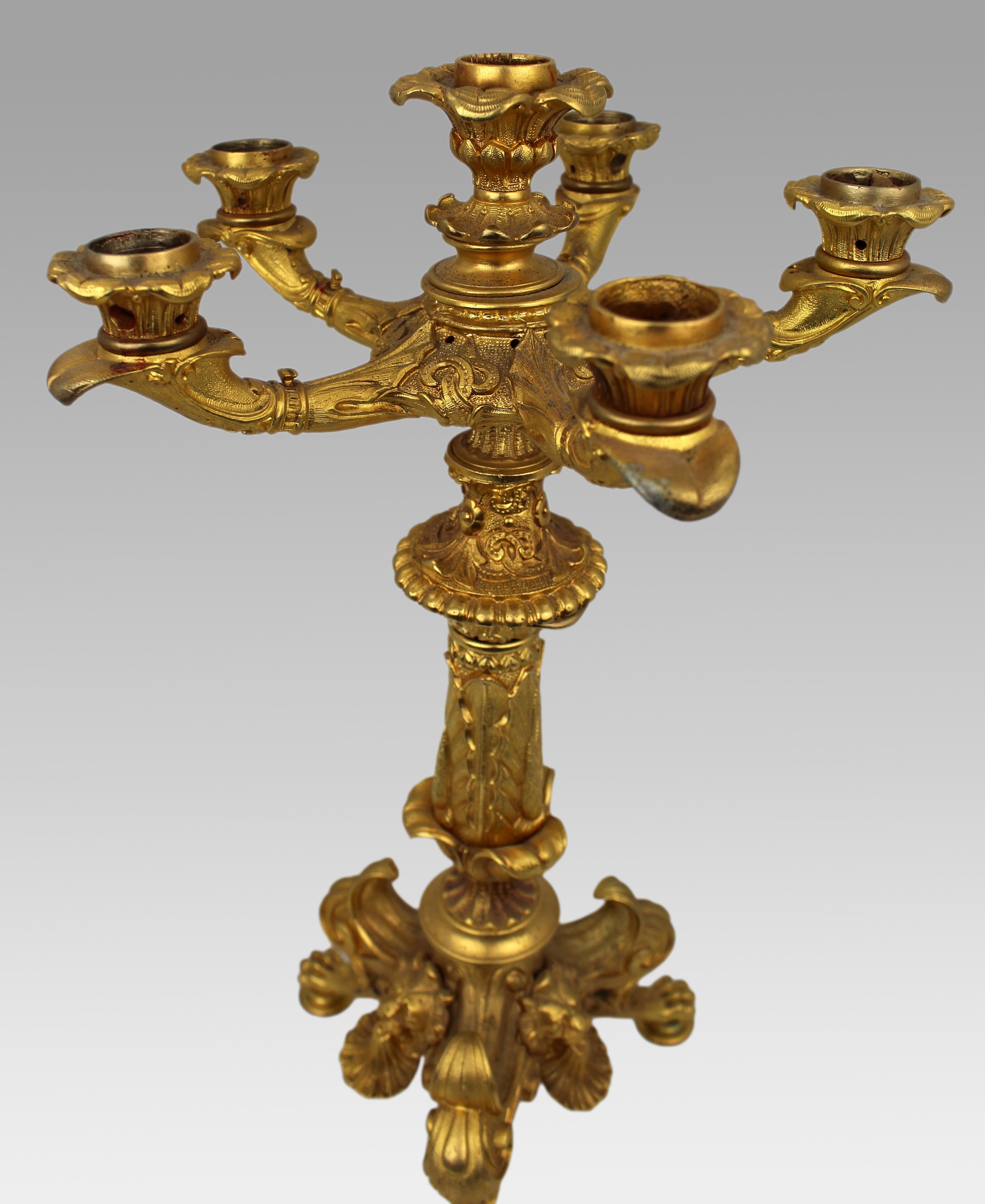 Chandelier à cinq lumières en bronze doré du milieu du 19e siècle avec motifs classiques Bon état - En vente à Worcester, GB