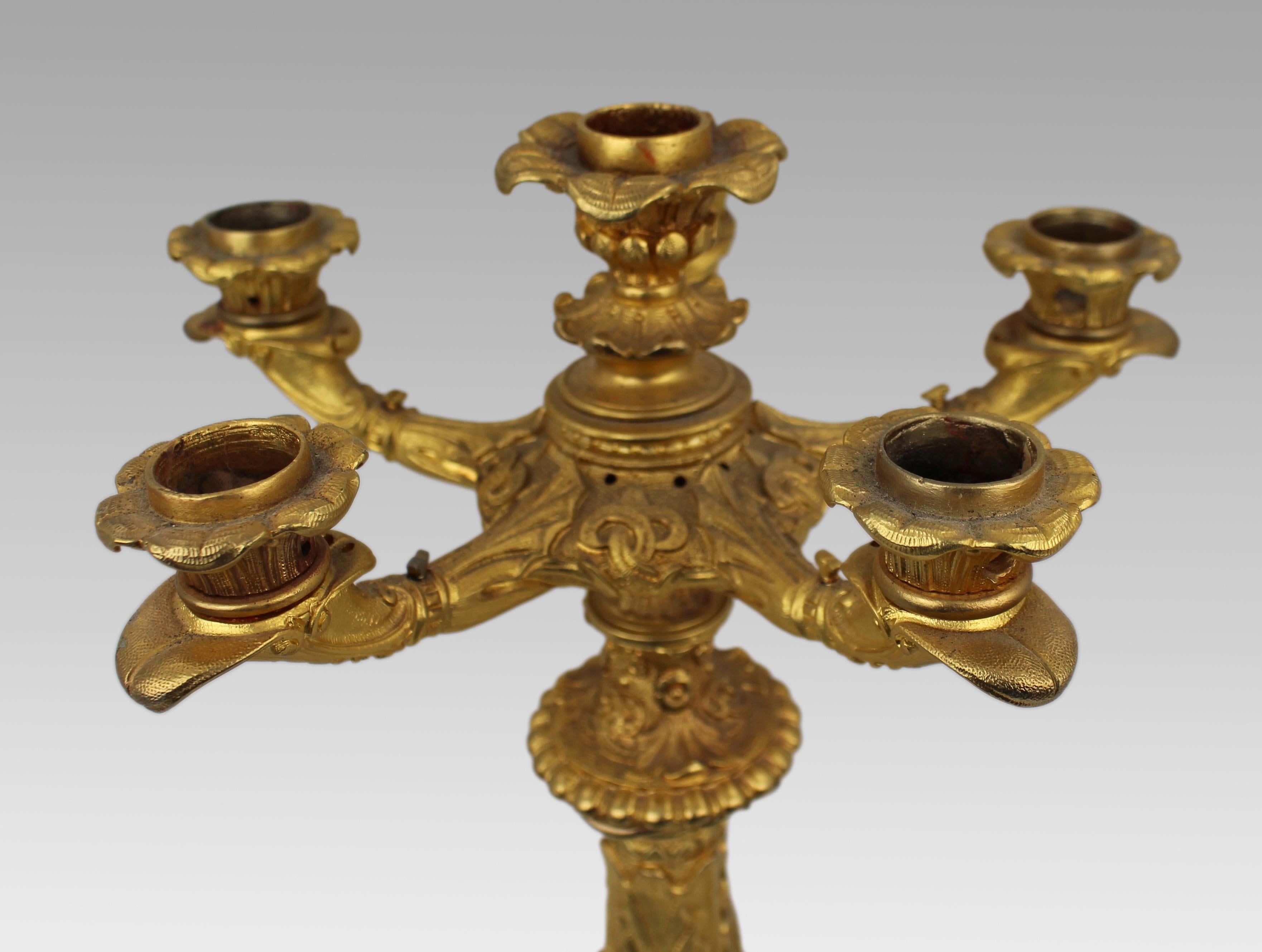 XIXe siècle Chandelier à cinq lumières en bronze doré du milieu du 19e siècle avec motifs classiques en vente