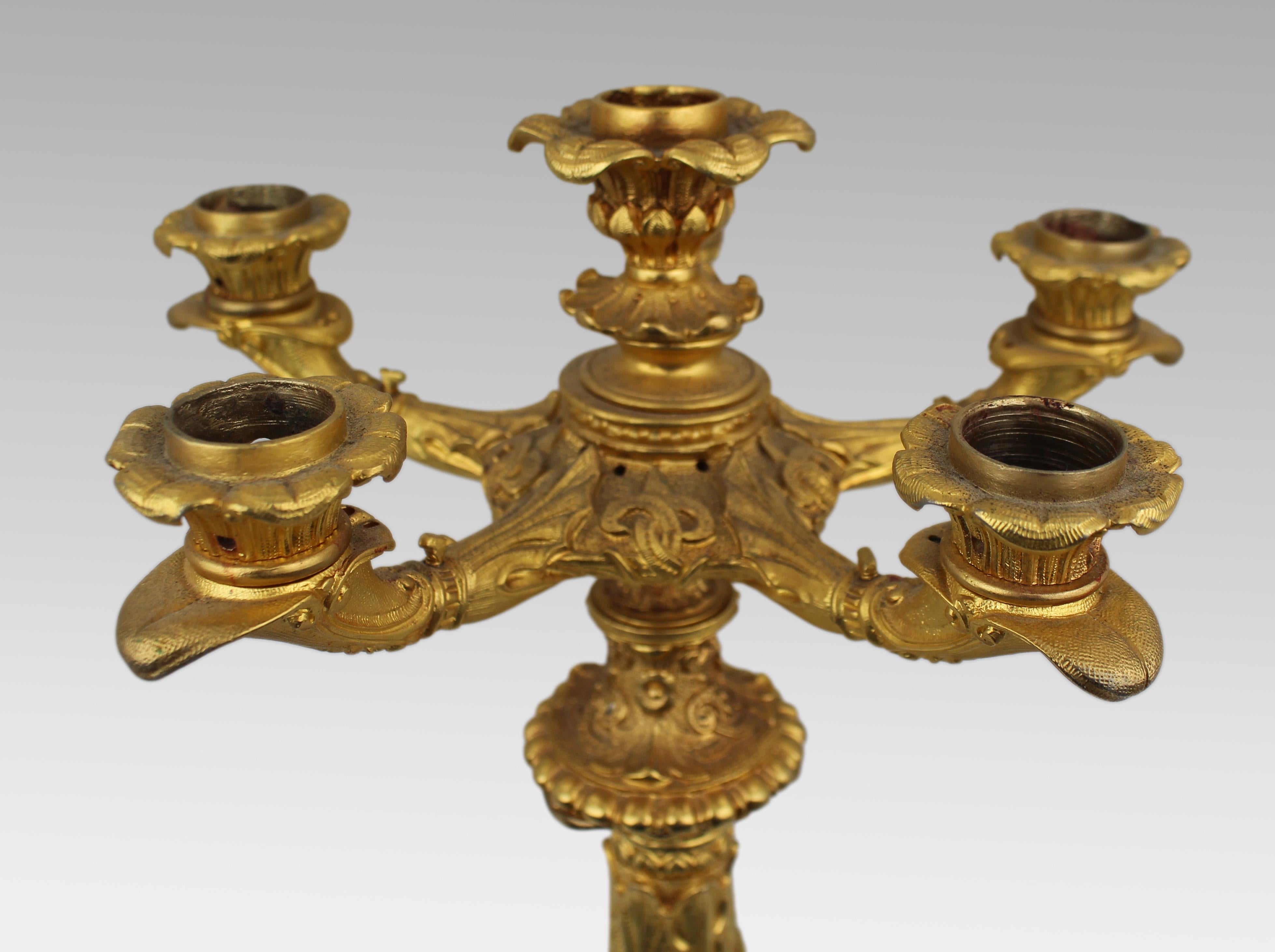 Bronze doré Chandelier à cinq lumières en bronze doré du milieu du 19e siècle avec motifs classiques en vente