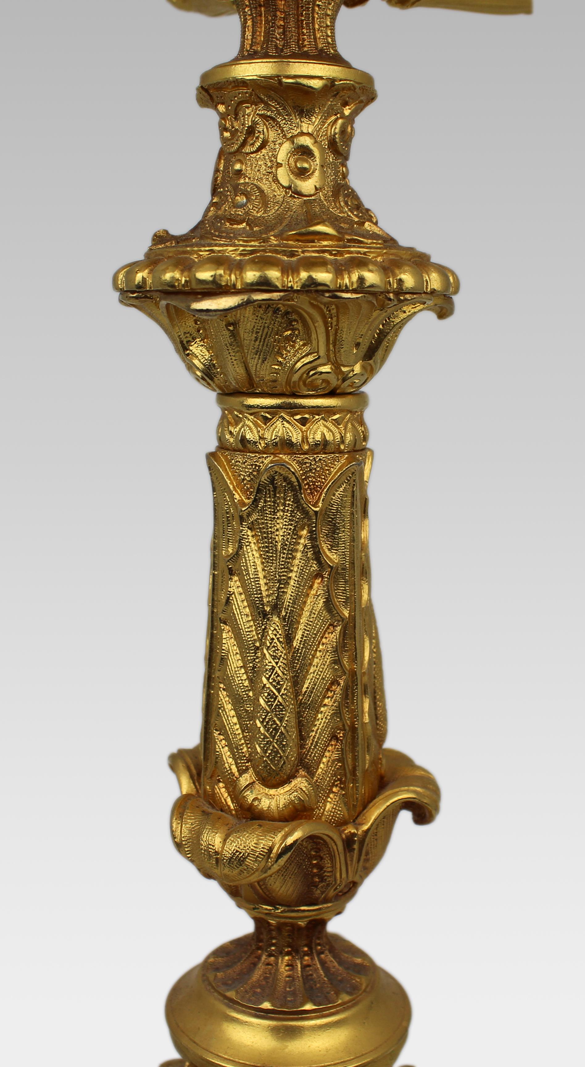 Chandelier à cinq lumières en bronze doré du milieu du 19e siècle avec motifs classiques en vente 1