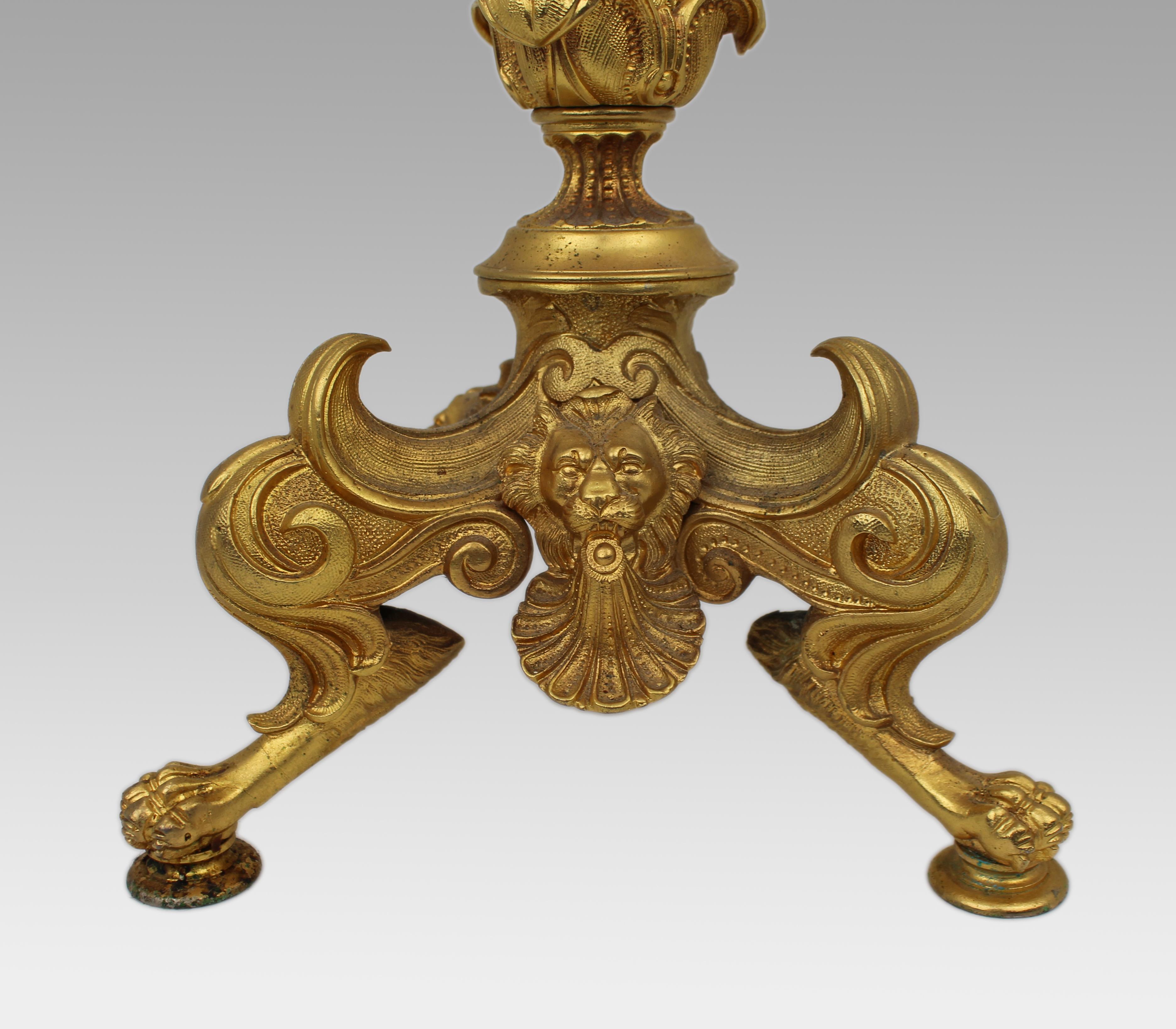 Chandelier à cinq lumières en bronze doré du milieu du 19e siècle avec motifs classiques en vente 2