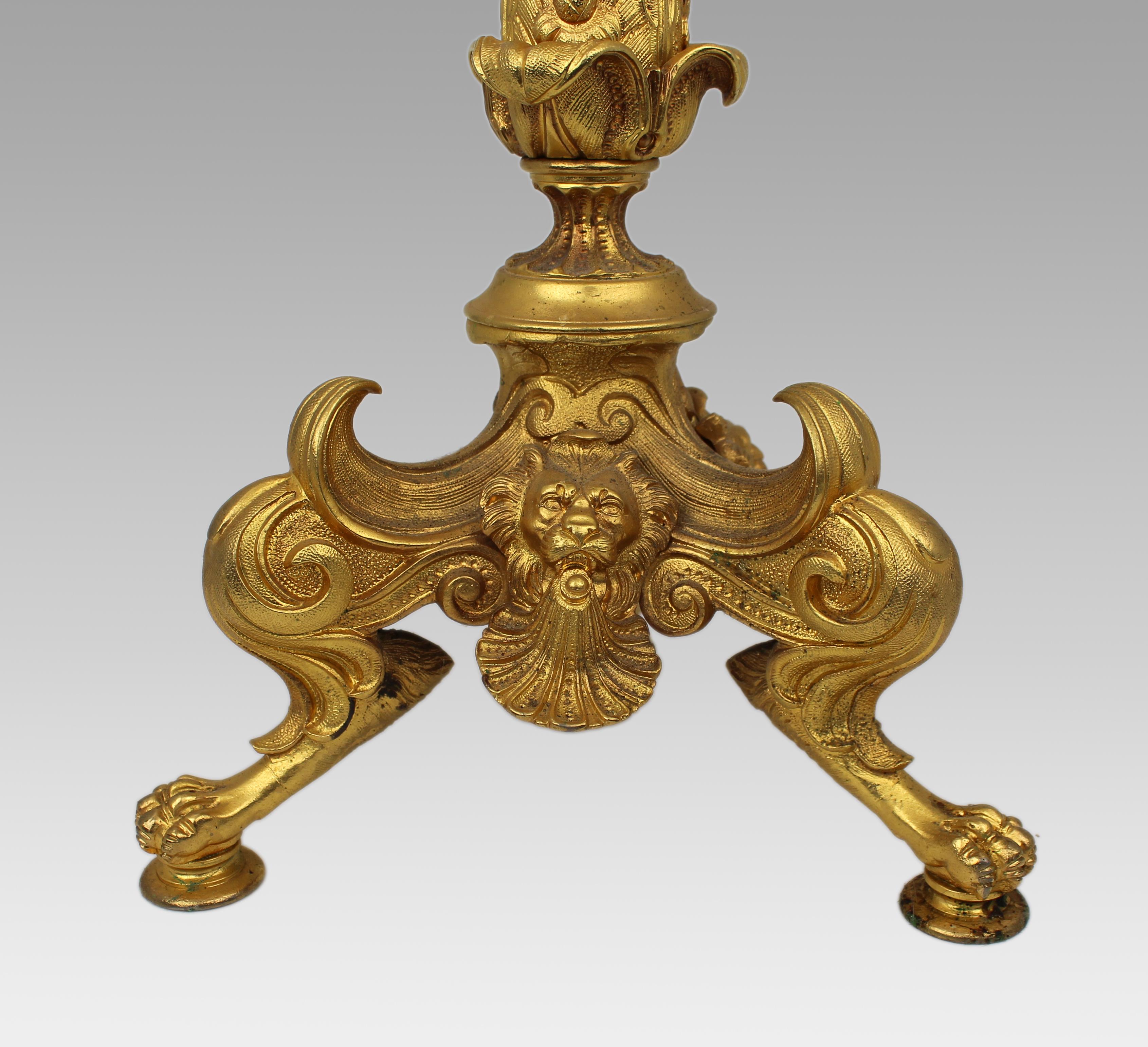 Chandelier à cinq lumières en bronze doré du milieu du 19e siècle avec motifs classiques en vente 3