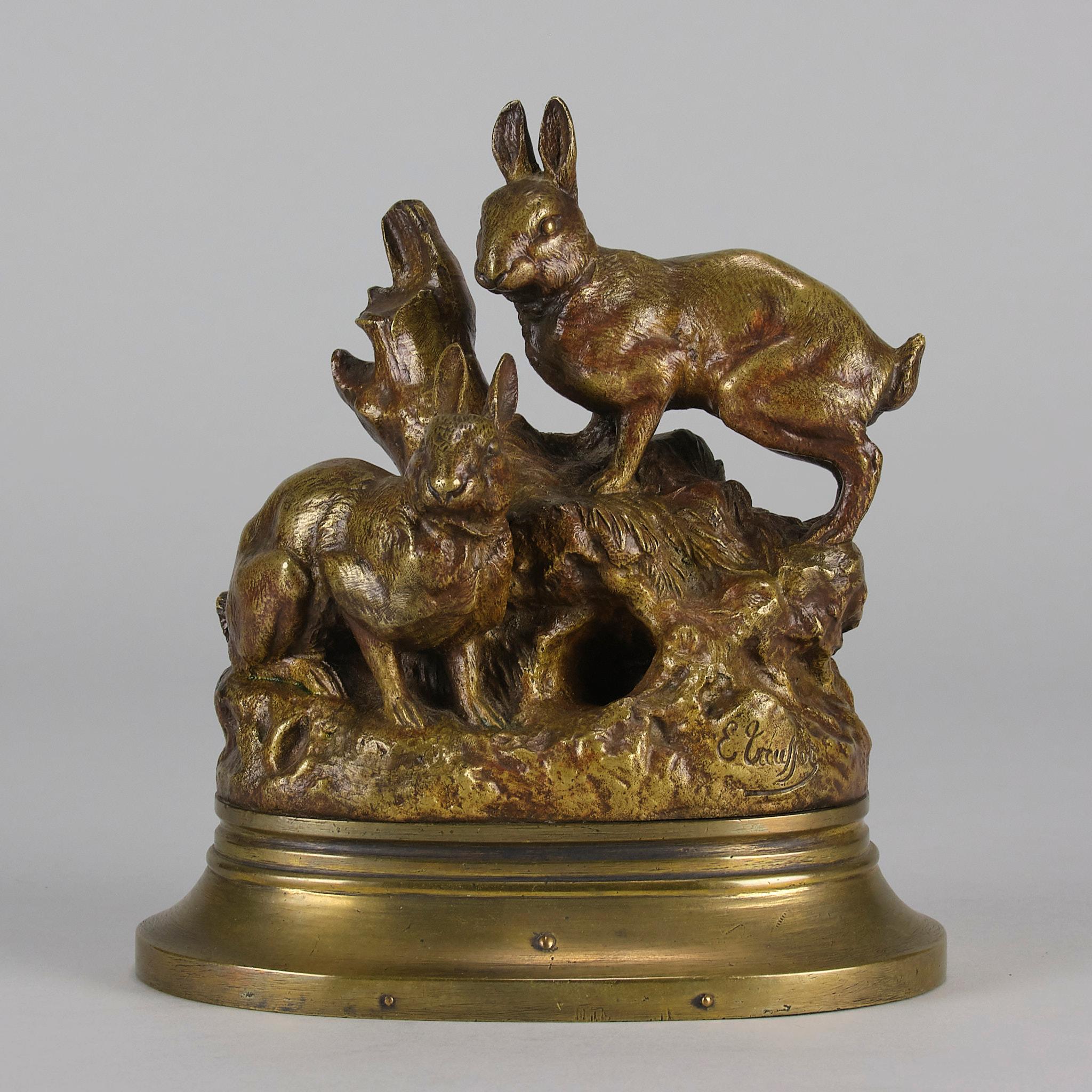 Charmante französische vergoldete Bronzestudie aus der Mitte des 19. Jahrhunderts, die zwei Kaninchen zeigt, die in aufmerksamer Haltung außerhalb ihres Baues stehen. Die Bronze weist hervorragende handziselierte Oberflächendetails und eine schöne