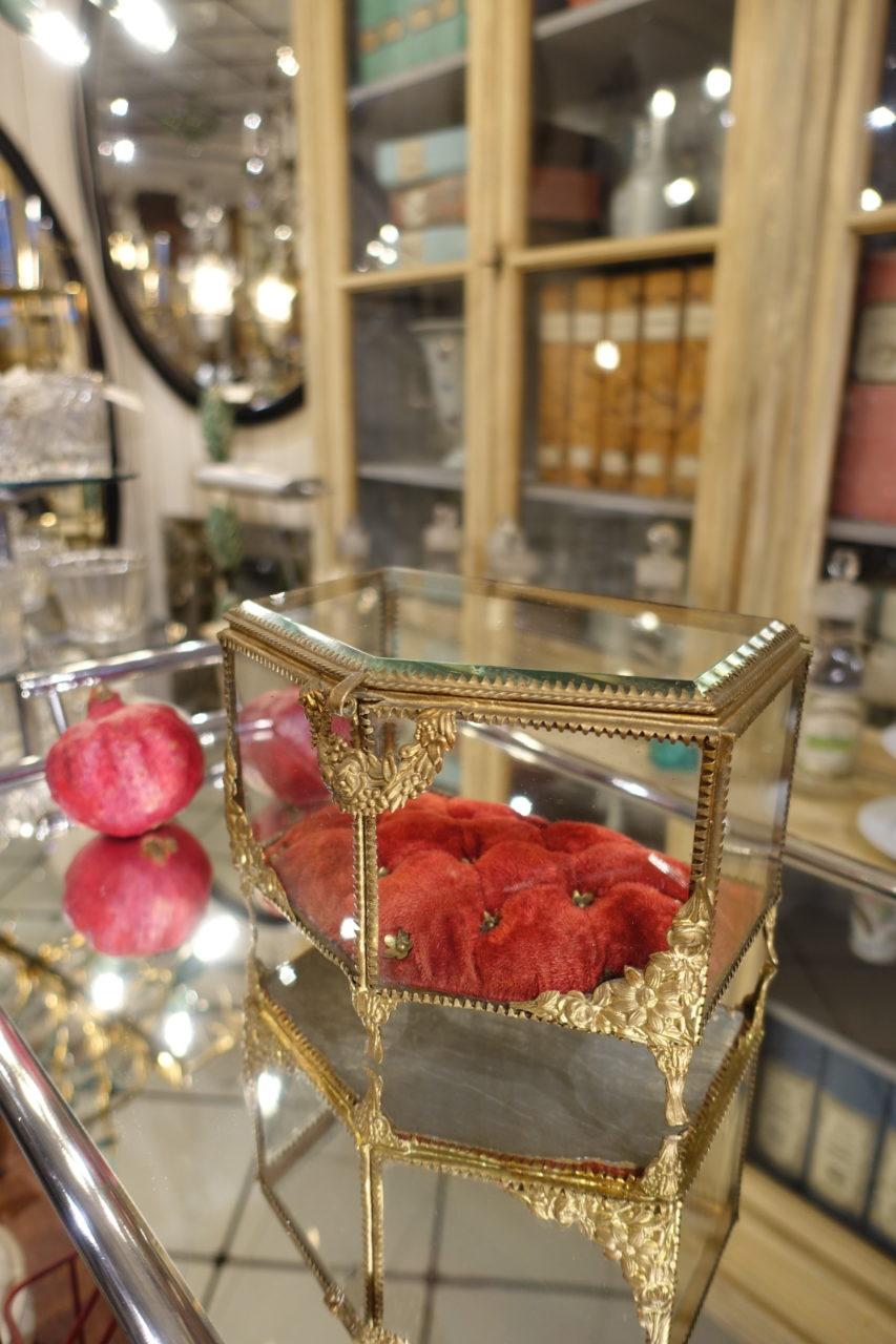 An elegant and beautiful home for your beloved jewellery and special trinkets. Crystal glass box, from the Napoleon III era of the 1900s.

5 faceted glass sided box, framed in with brass in the finest detailed ornate work (floral garlands), and