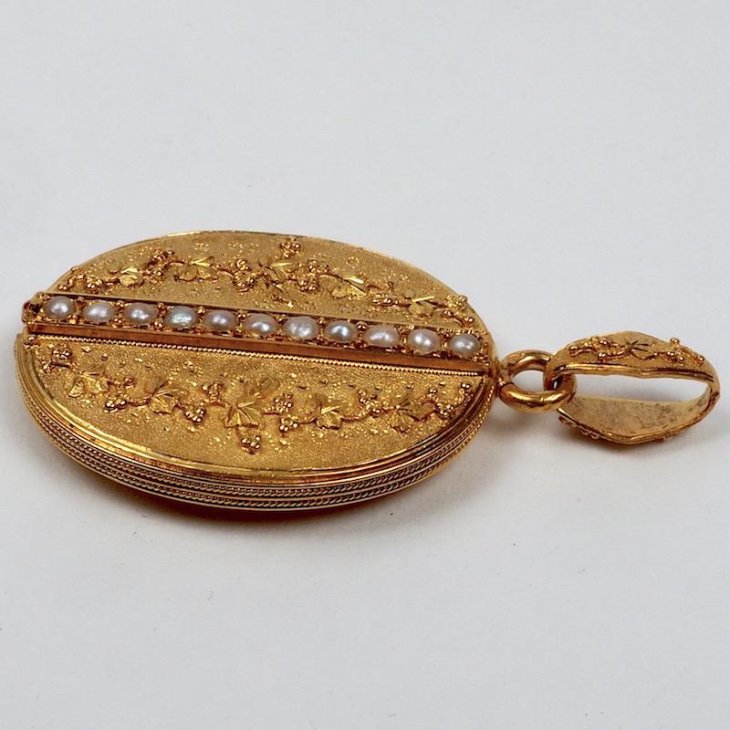 Mid-19th Century French Gold Locket and Chain In Good Condition In London, GB
