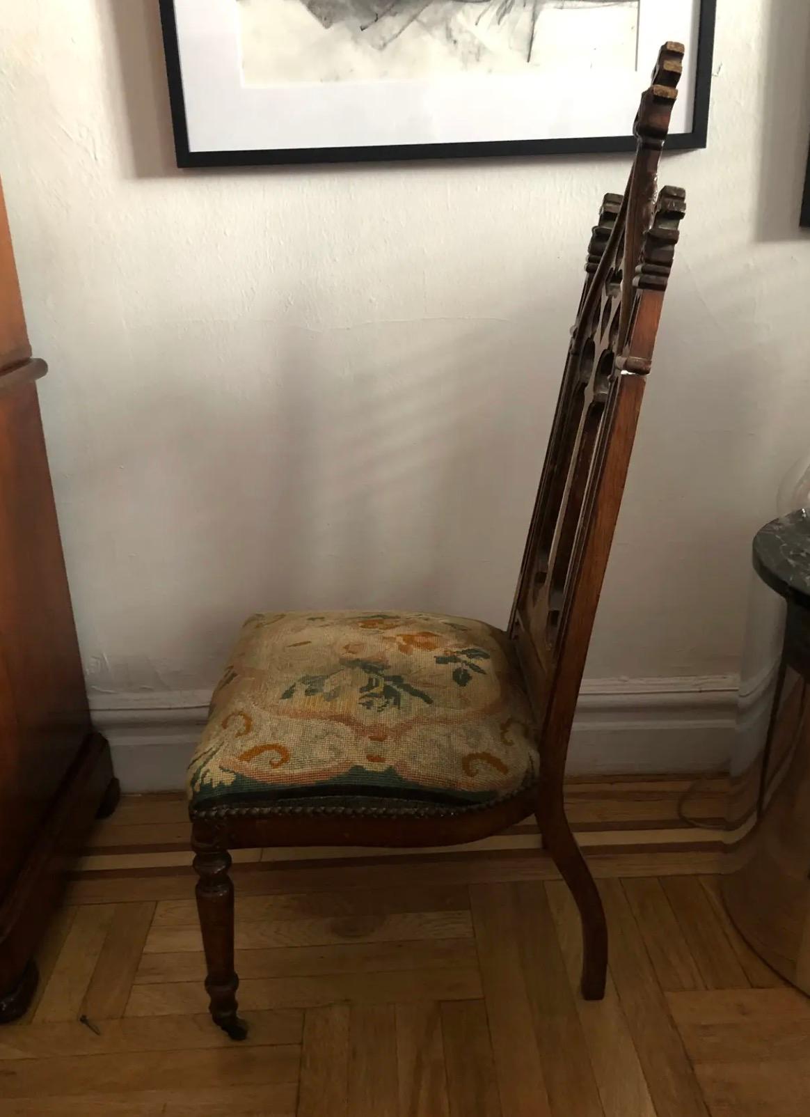 Intagliato a mano Sedia francese a punta d'ago e gotchic della metà del 19° secolo in vendita