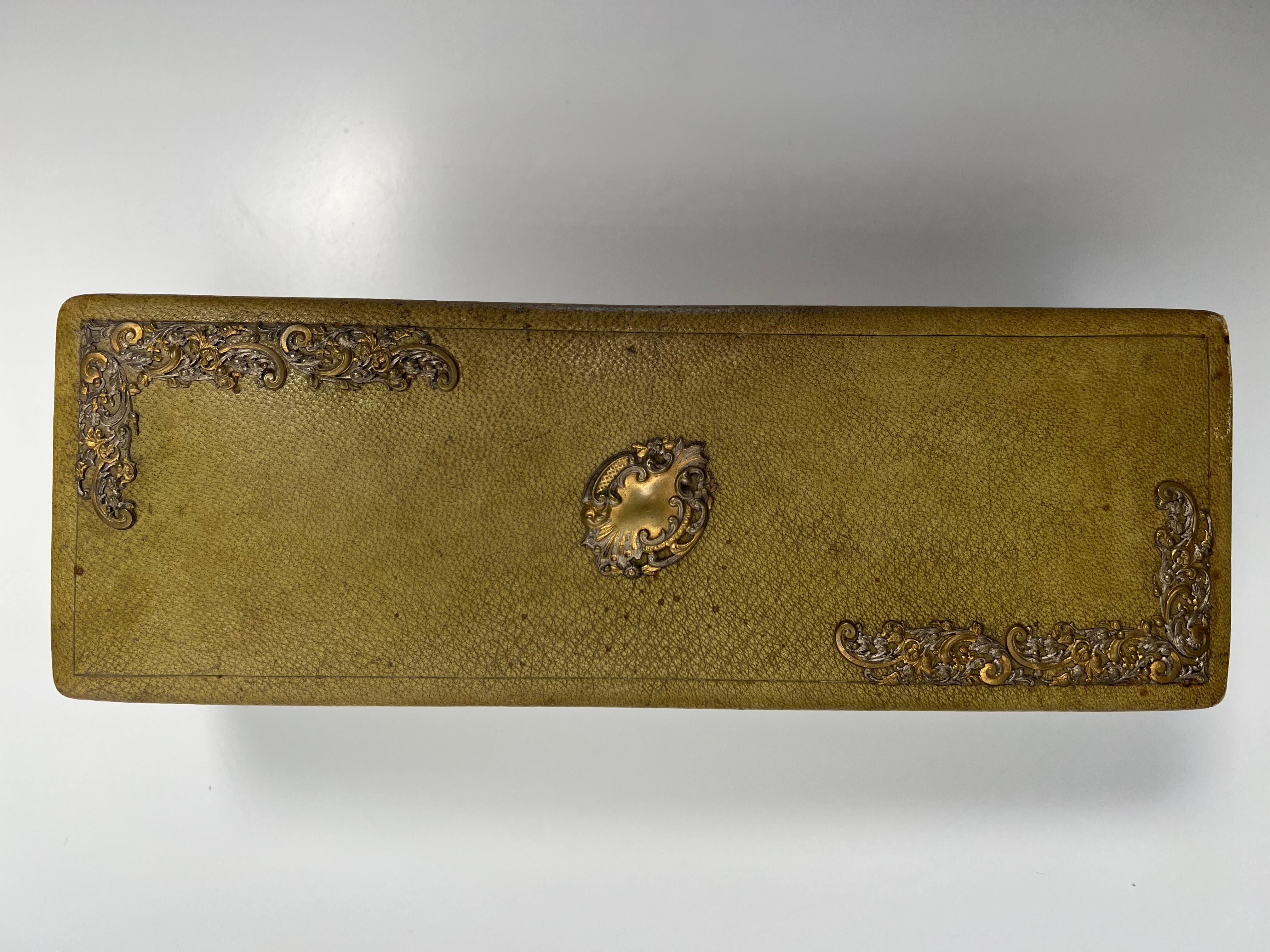 Boîte à gants française du milieu du 19e siècle en cuir vert avec intérieur en bronze doré et rose en vente 4