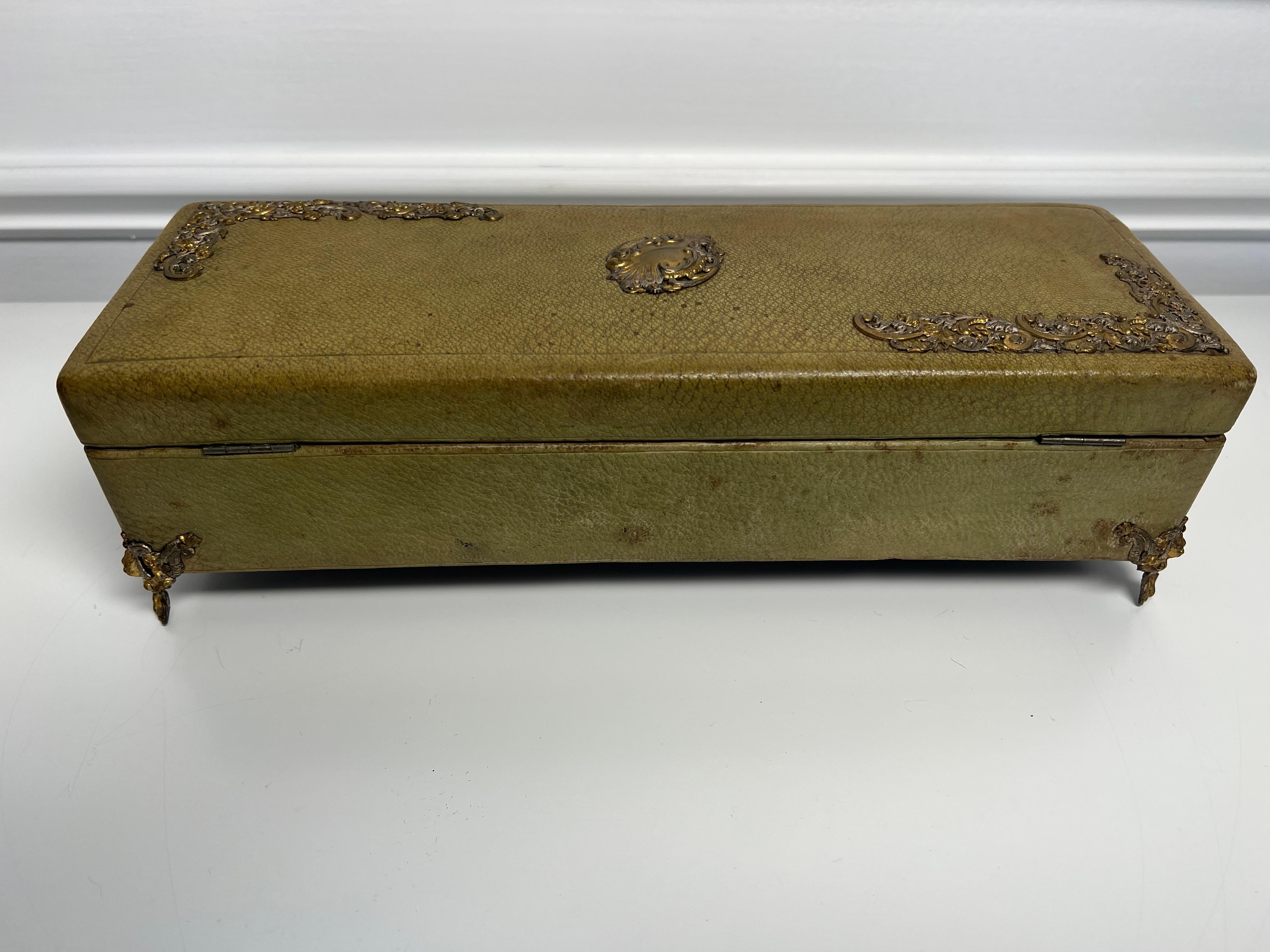 Mid-19th Century French Green Leather Glove Box with Ormolu and Pink Interior For Sale 6