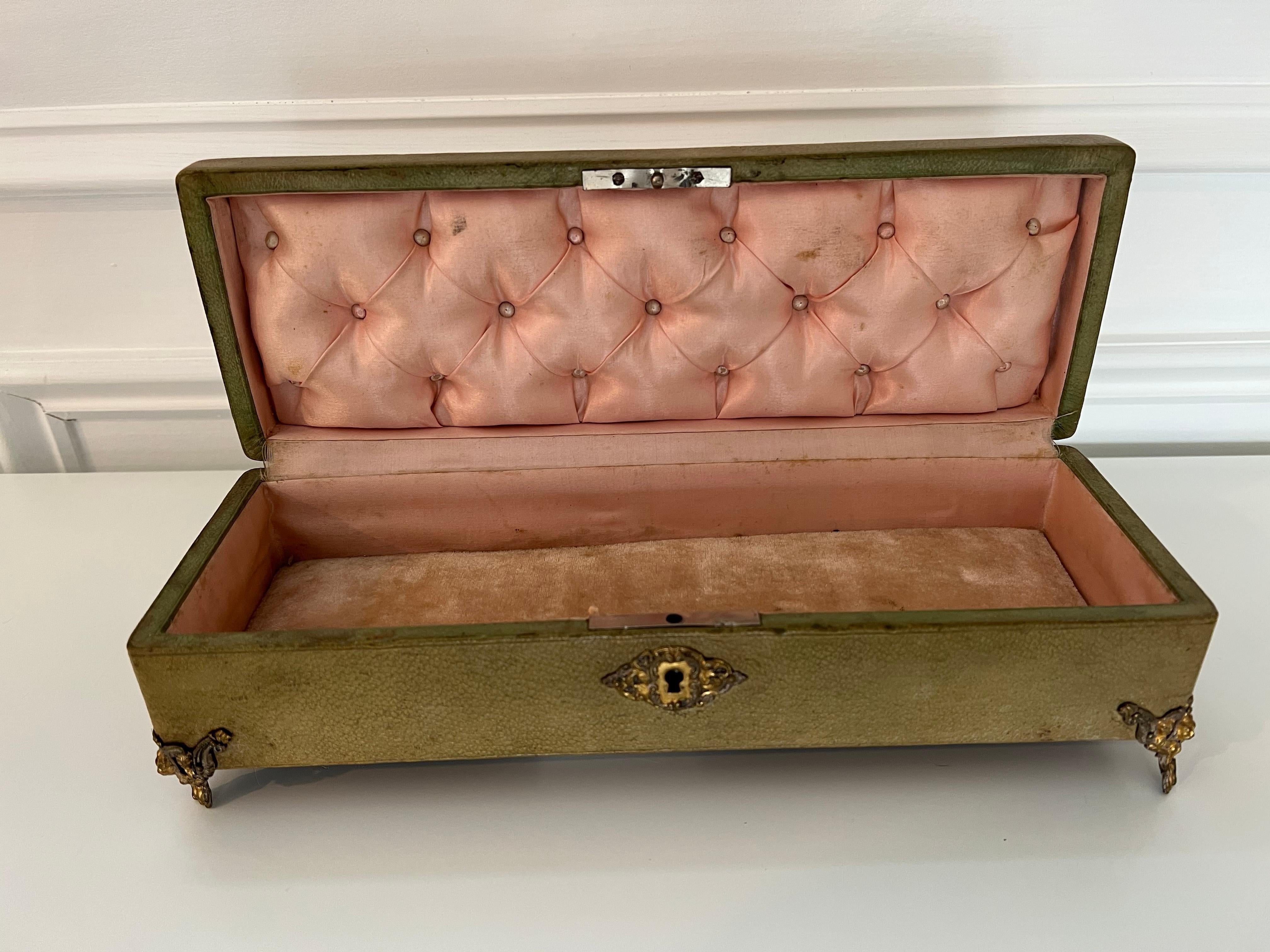 Scatola portaoggetti francese della metà del XIX secolo in pelle verde con interni in ormolu e rosa in vendita 7