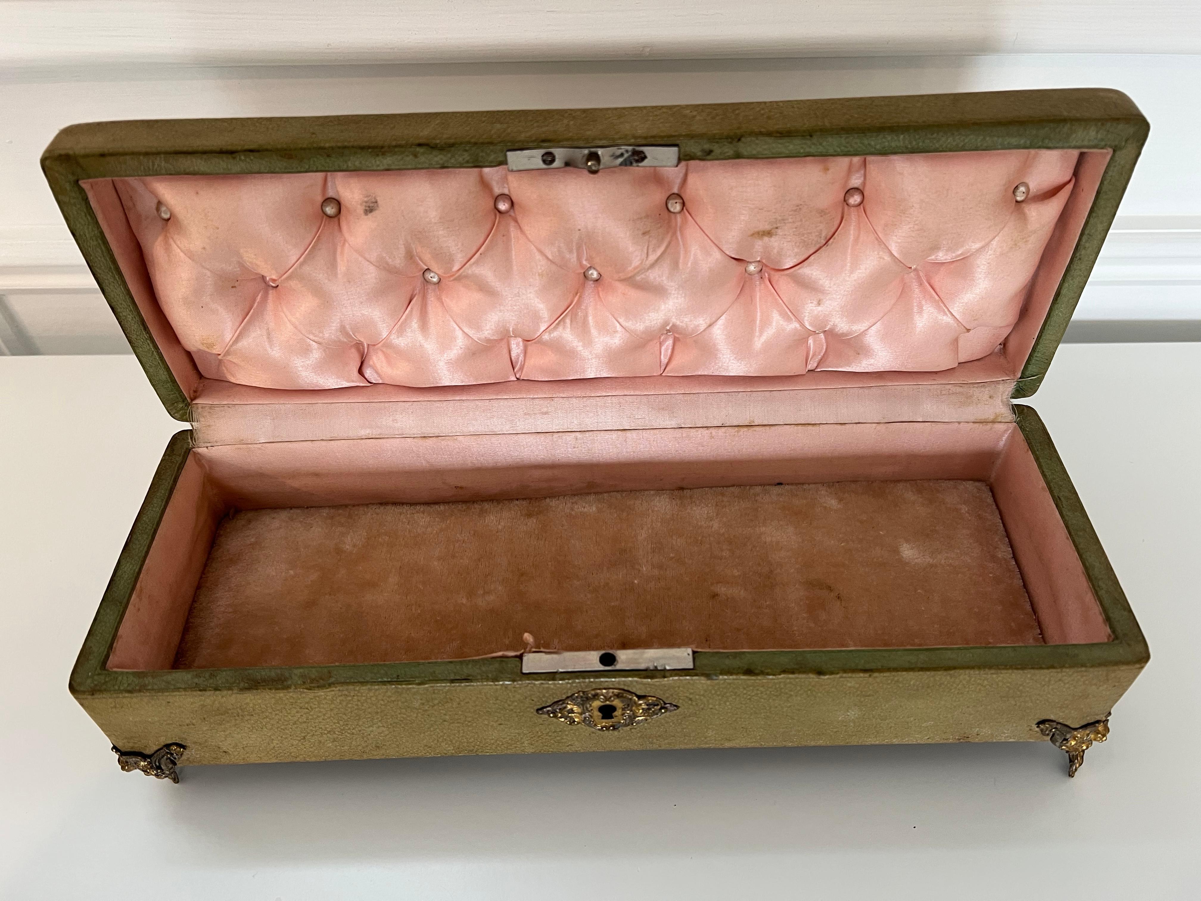 Boîte à gants française du milieu du 19e siècle en cuir vert avec intérieur en bronze doré et rose en vente 7