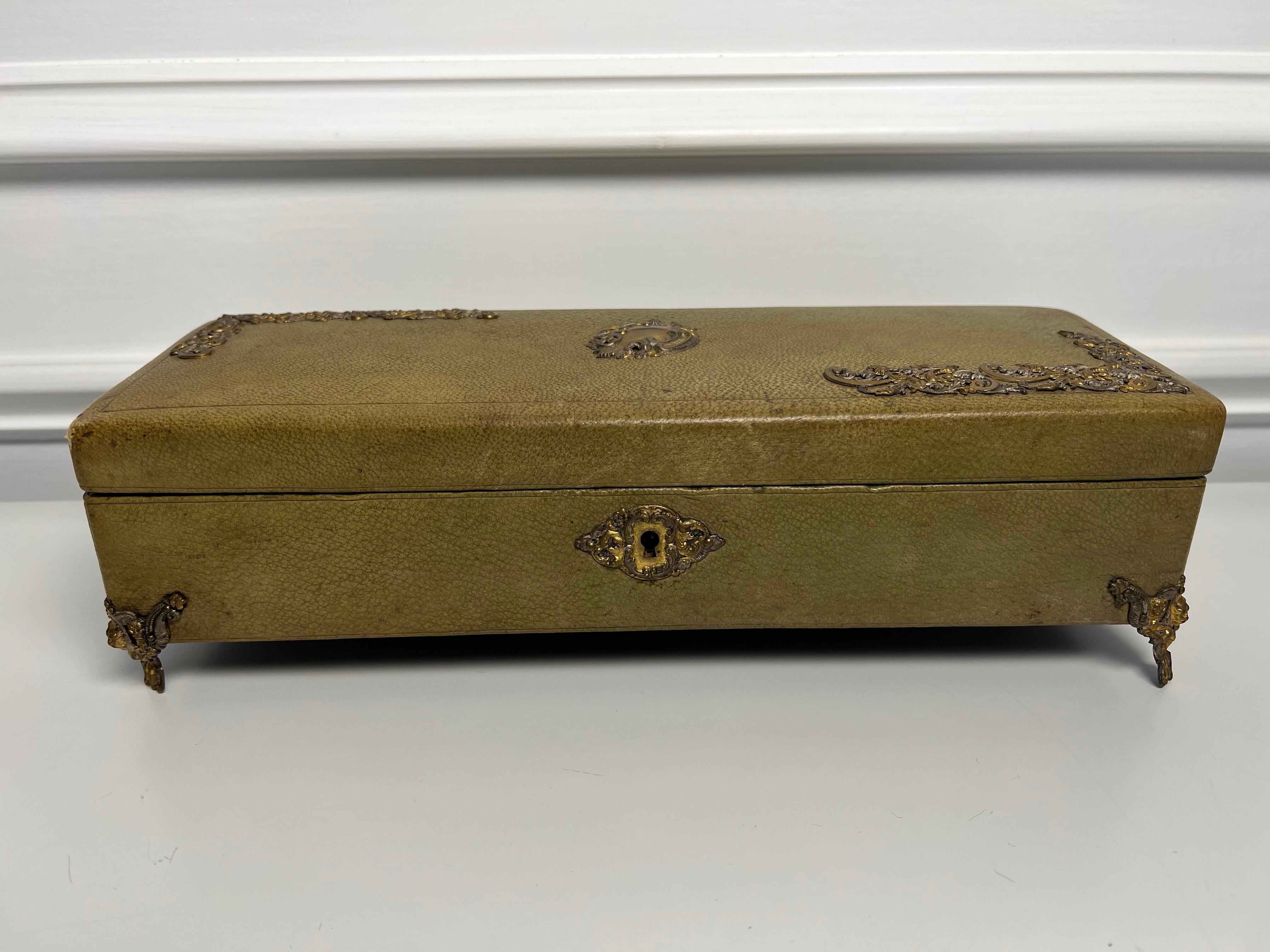 Boîte à gants française du milieu du 19e siècle en cuir vert avec intérieur en bronze doré et rose Bon état - En vente à Stamford, CT