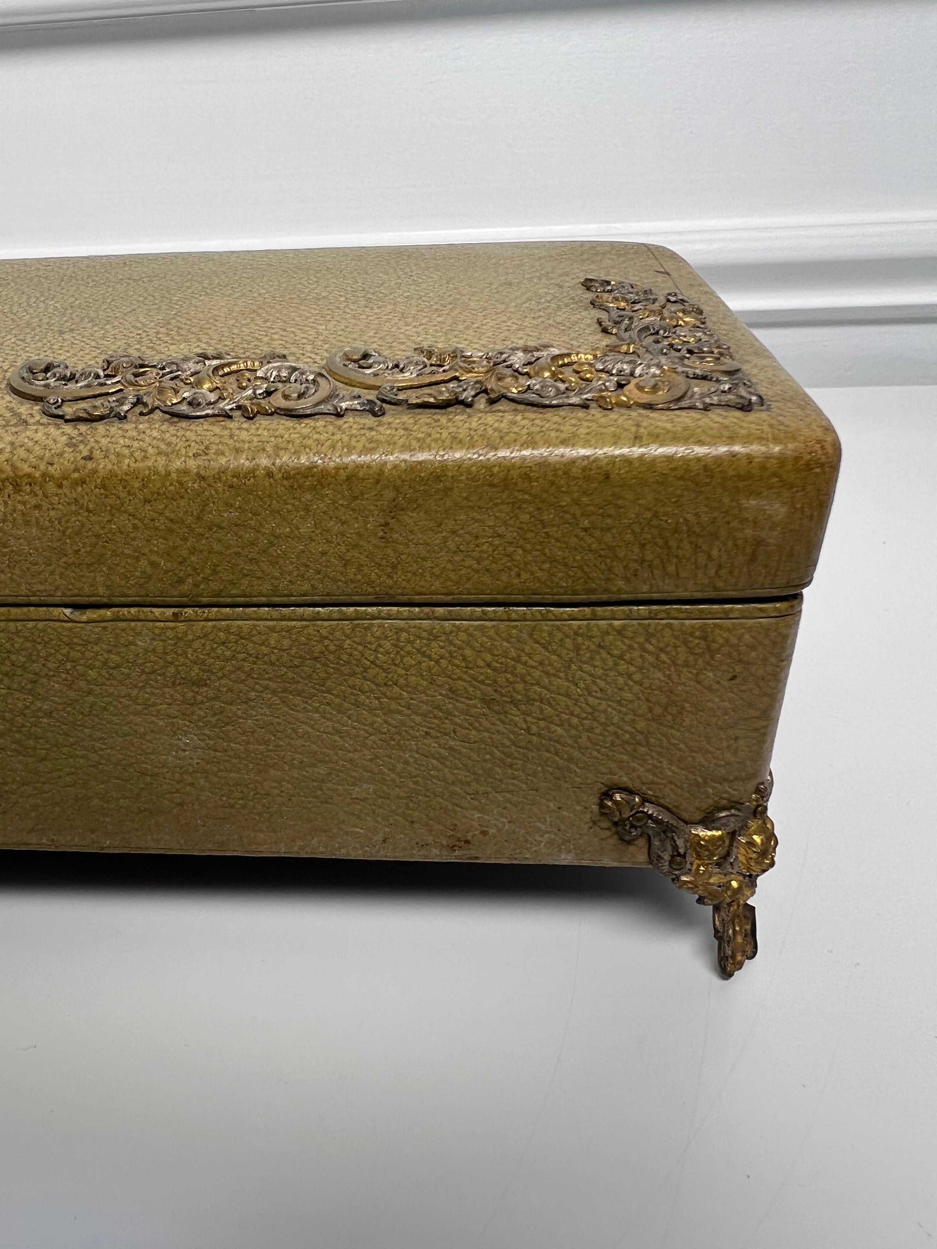Boîte à gants française du milieu du 19e siècle en cuir vert avec intérieur en bronze doré et rose en vente 3