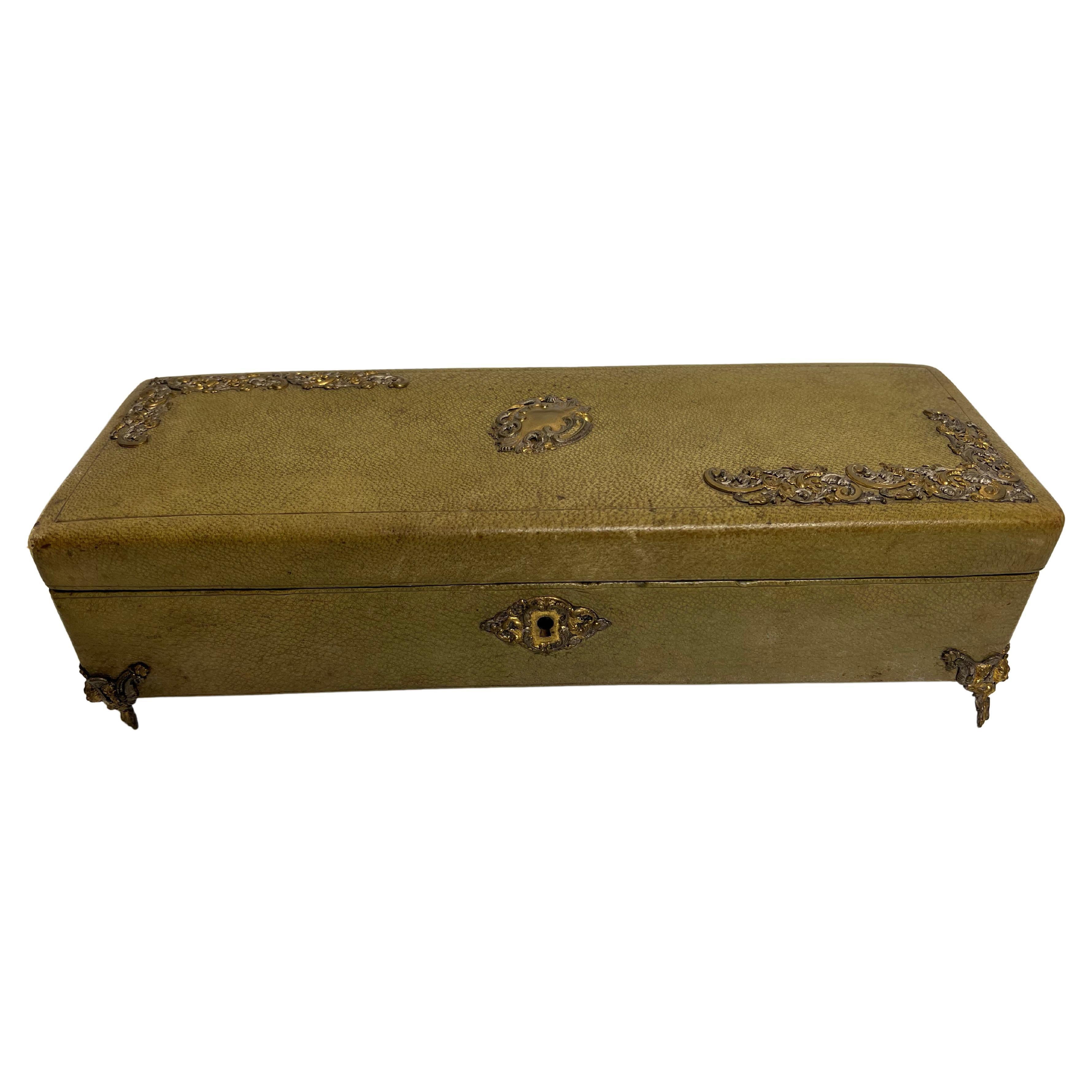 Scatola portaoggetti francese della metà del XIX secolo in pelle verde con interni in ormolu e rosa in vendita