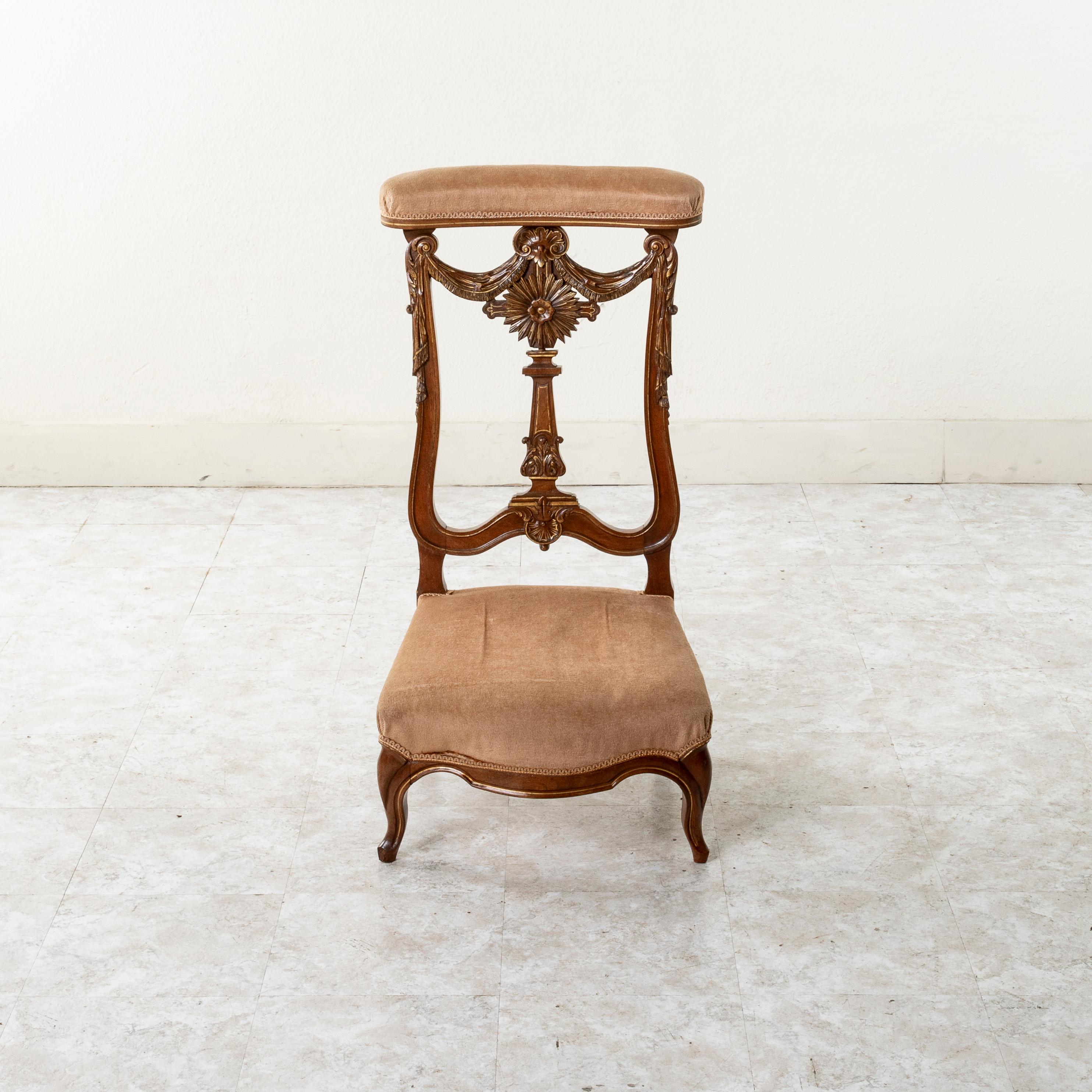 Mid-19th Century French Hand-Carved Walnut Prie Dieu or Prayer Chair In Good Condition For Sale In Fayetteville, AR