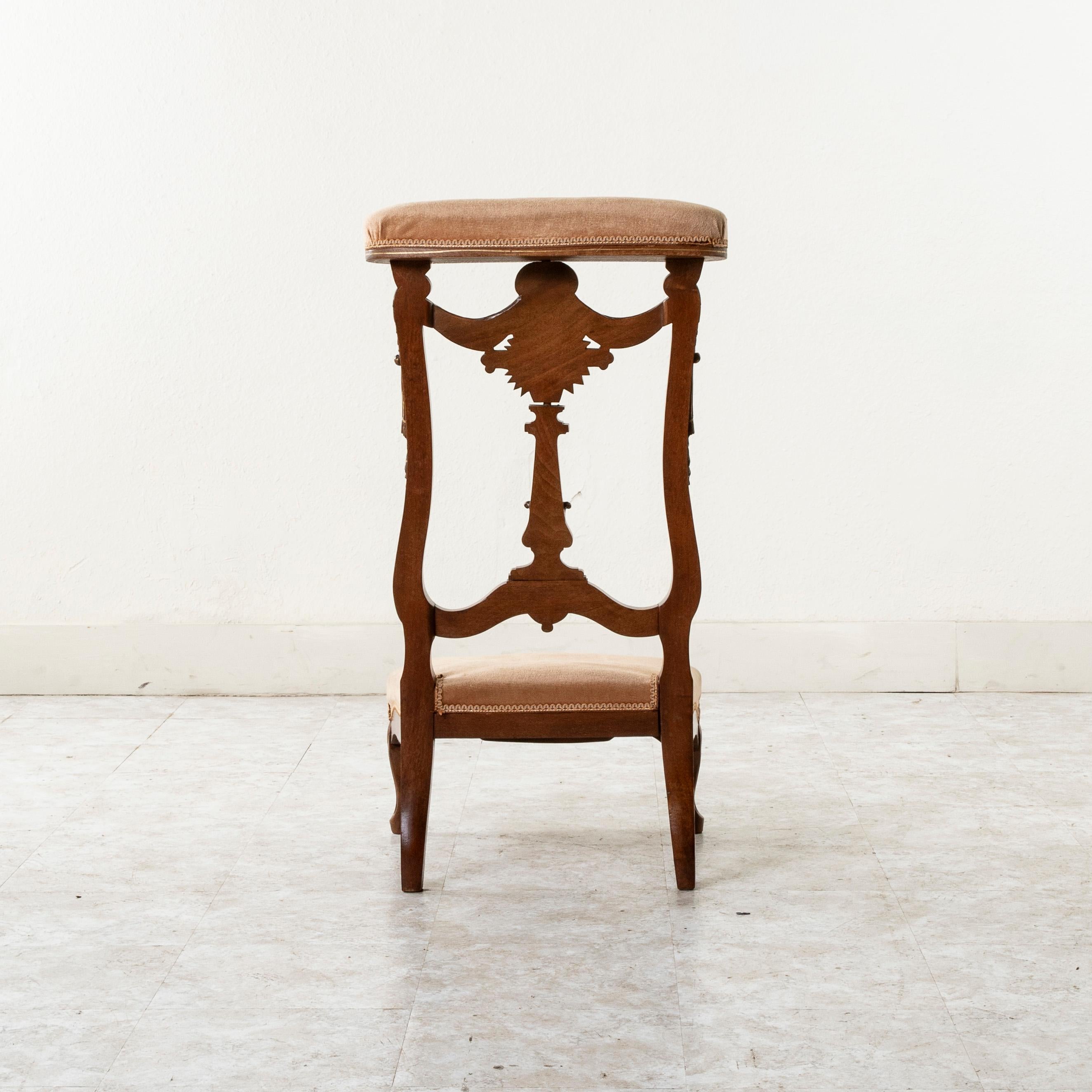 Mid-19th Century French Hand-Carved Walnut Prie Dieu or Prayer Chair For Sale 1