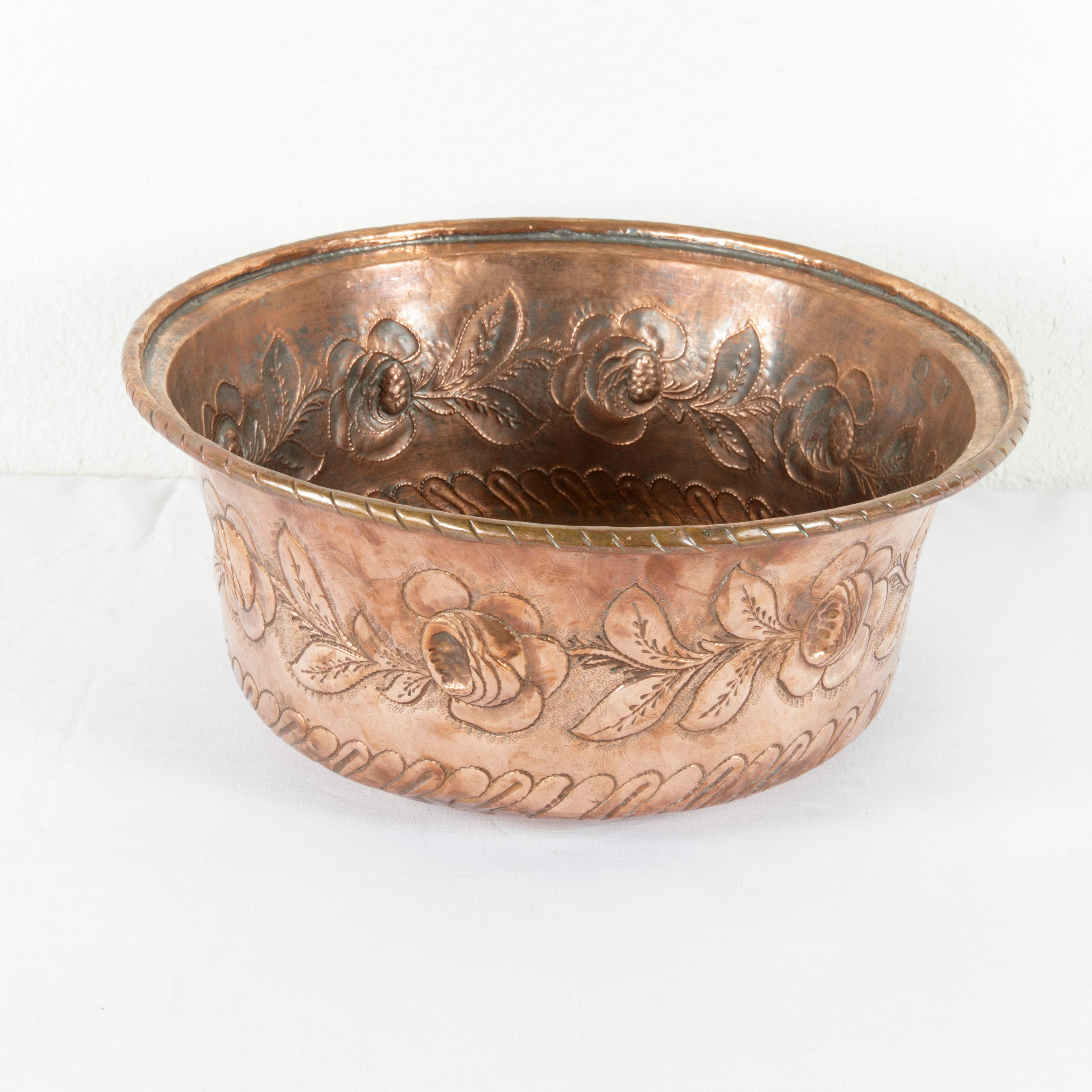 Mid-19th Century French Hand Hammered Copper Repousse Cauldron, Bowl, Cachepot In Excellent Condition In Fayetteville, AR