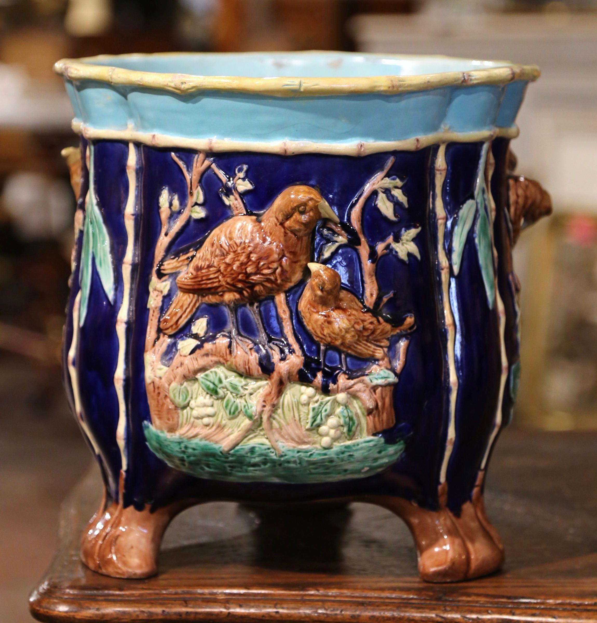 Mitte des 19. Jahrhunderts Französisch handbemalte Keramik Barbotine Cache Topf mit Vogel Dekor im Angebot 1