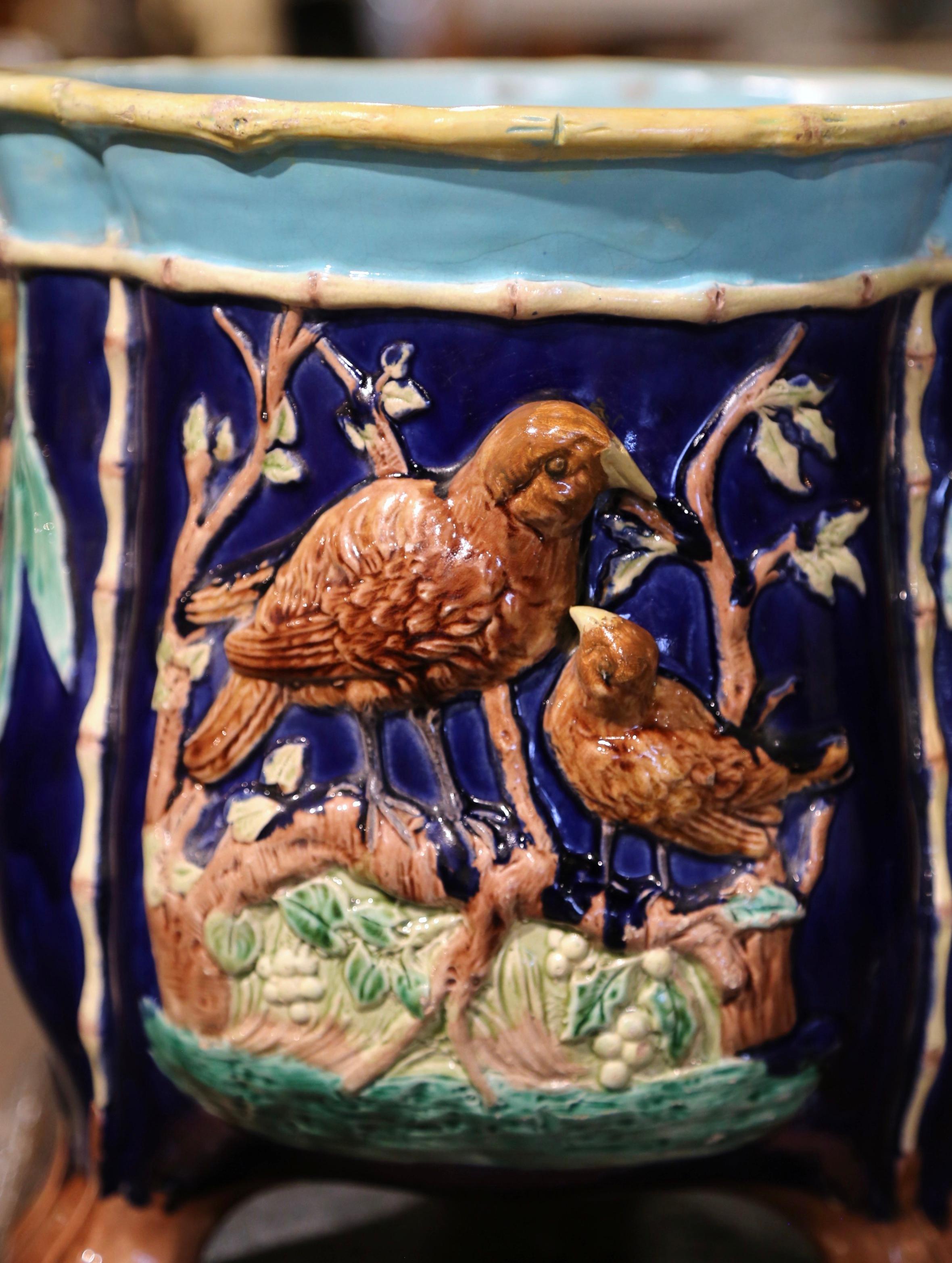 Mitte des 19. Jahrhunderts Französisch handbemalte Keramik Barbotine Cache Topf mit Vogel Dekor im Angebot 2