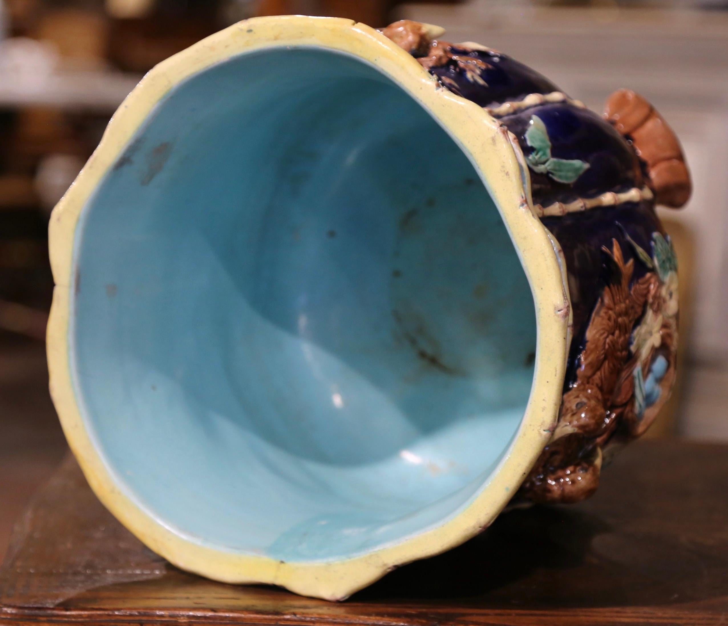 Mitte des 19. Jahrhunderts Französisch handbemalte Keramik Barbotine Cache Topf mit Vogel Dekor im Angebot 3