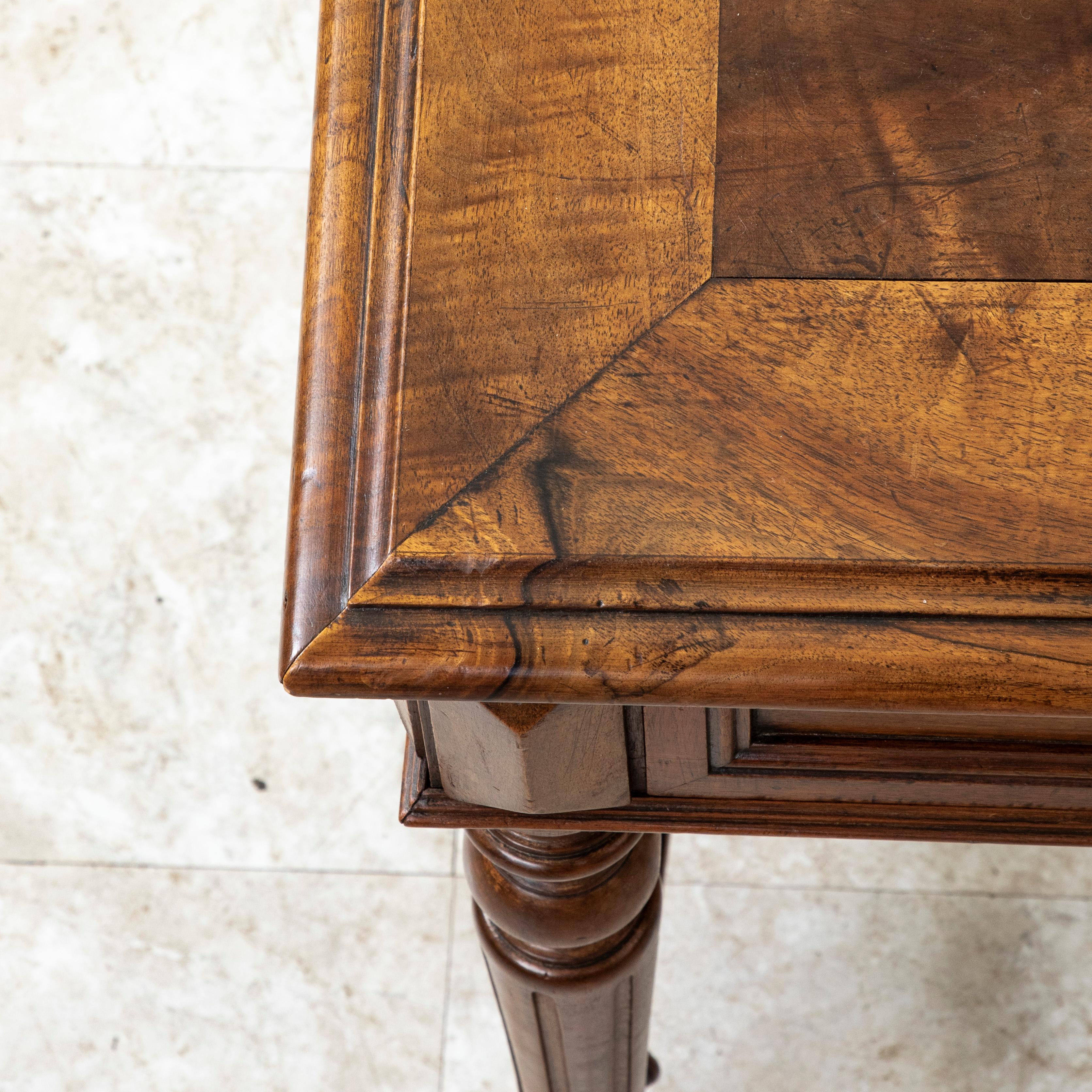 Mitte des 19. Jahrhunderts Französisch Henri II Stil Nussbaum Schreibtisch oder Schreibtisch im Angebot 5