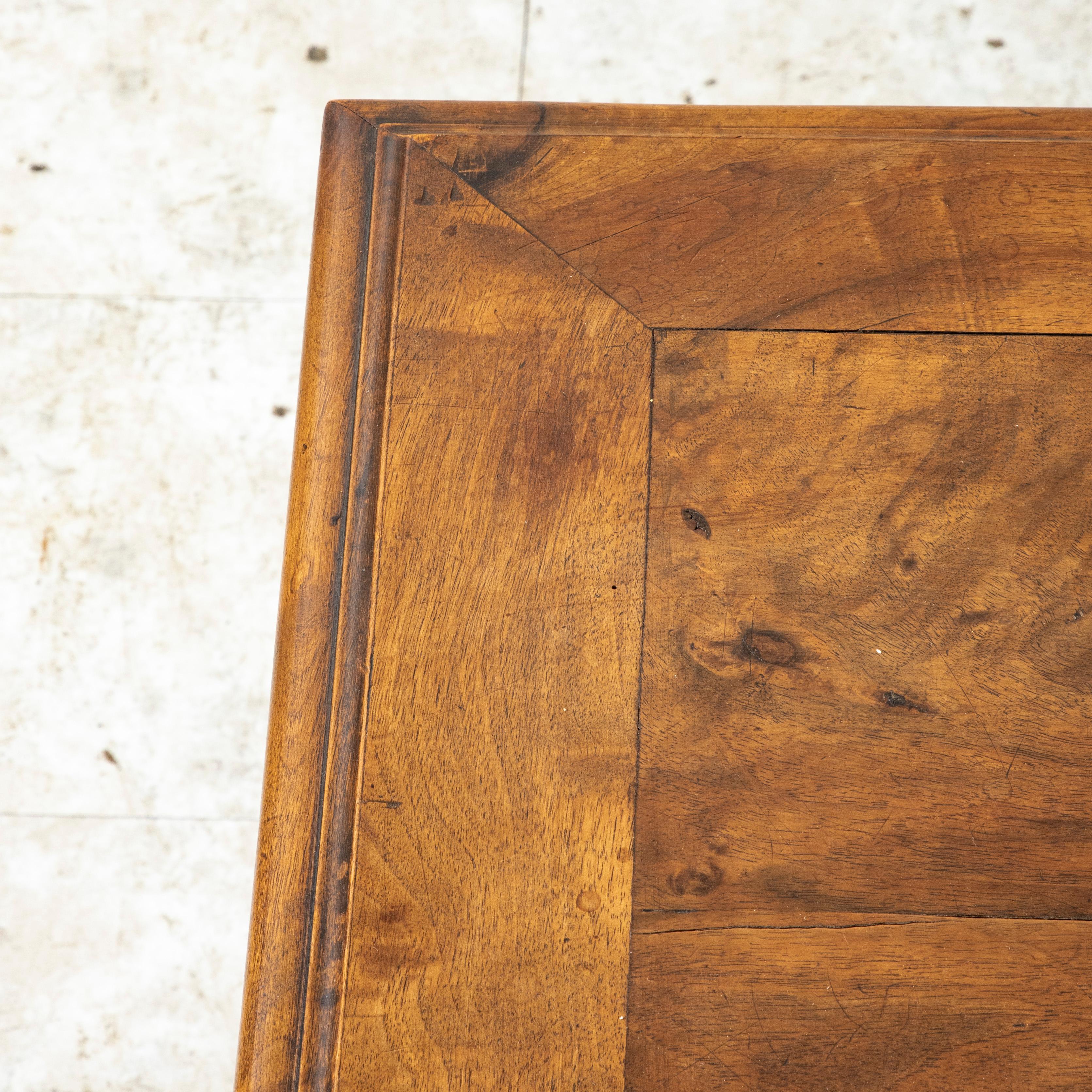 Mitte des 19. Jahrhunderts Französisch Henri II Stil Nussbaum Schreibtisch oder Schreibtisch im Angebot 6