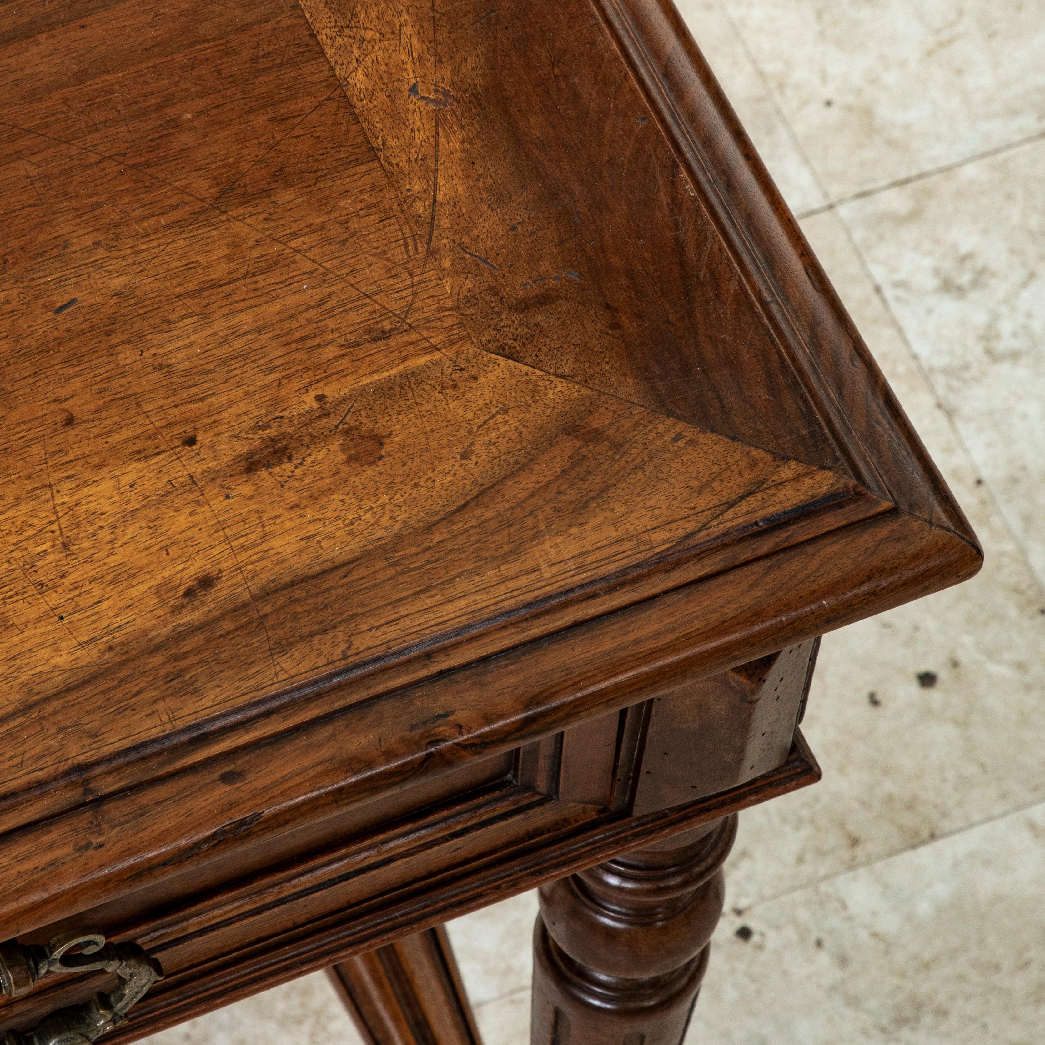 Mitte des 19. Jahrhunderts Französisch Henri II Stil Nussbaum Schreibtisch oder Schreibtisch im Angebot 7