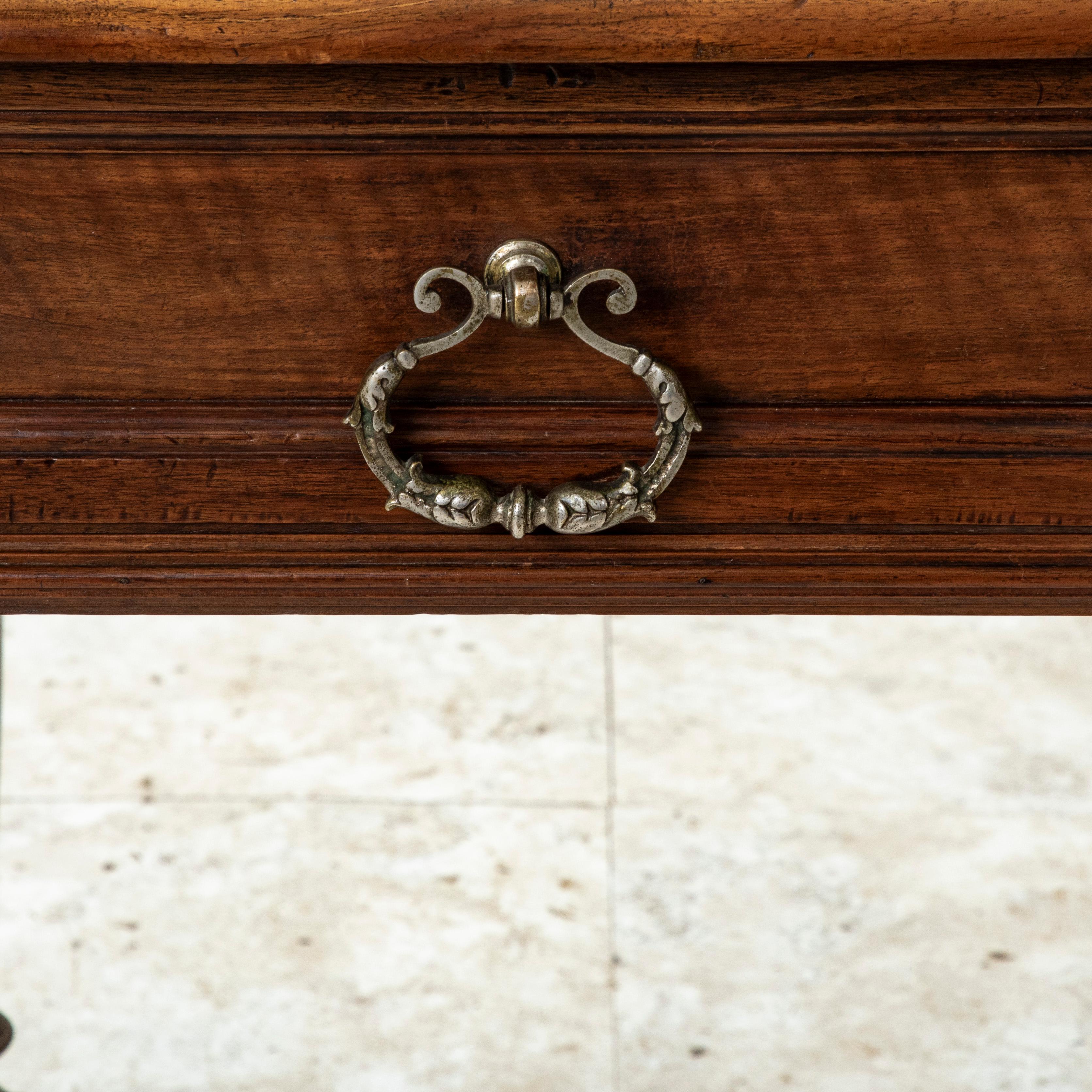 Mitte des 19. Jahrhunderts Französisch Henri II Stil Nussbaum Schreibtisch oder Schreibtisch im Angebot 8